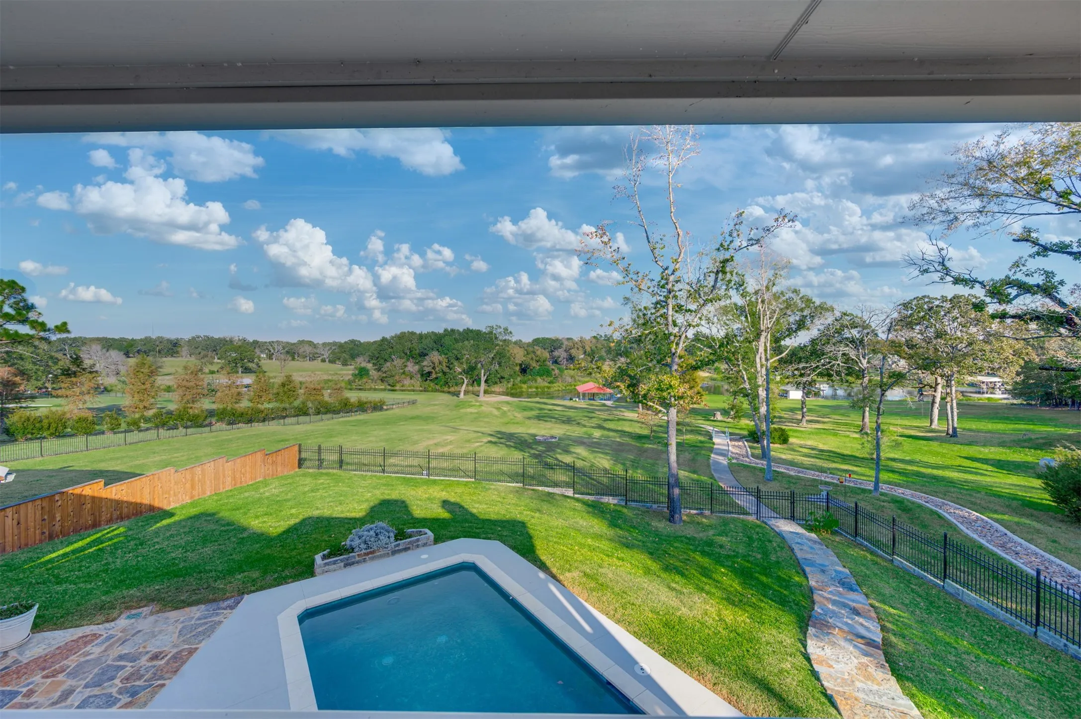 Single Family Residence For Sale in Henderson County , 2001 Rose Pointe, Athens, Texas 75752, 4 Bedrooms, 4 Bathrooms, 5 Garage spaces, 4,292 Sqft, built in 1997, Price $1,700,000, mls#21279488, Real Estate Agent in Athens, Homes For Sale in Henderson county, Homes For Sale in Athens, Realtor in Athens Texas, Real Estate Brokerage Independent Realty Texas, Luminita Cordes Realtor