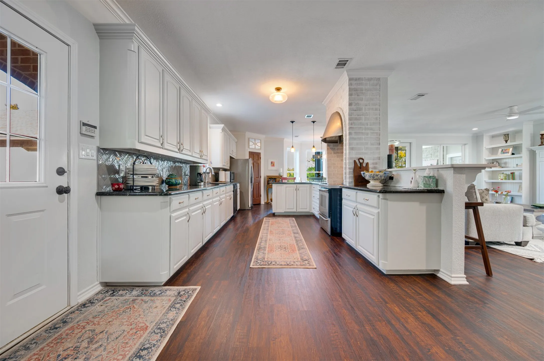 Single Family Residence For Sale in Henderson County , 2001 Rose Pointe, Athens, Texas 75752, 4 Bedrooms, 4 Bathrooms, 5 Garage spaces, 4,292 Sqft, built in 1997, Price $1,700,000, mls#21279488, Real Estate Agent in Athens, Homes For Sale in Henderson county, Homes For Sale in Athens, Realtor in Athens Texas, Real Estate Brokerage Independent Realty Texas, Luminita Cordes Realtor