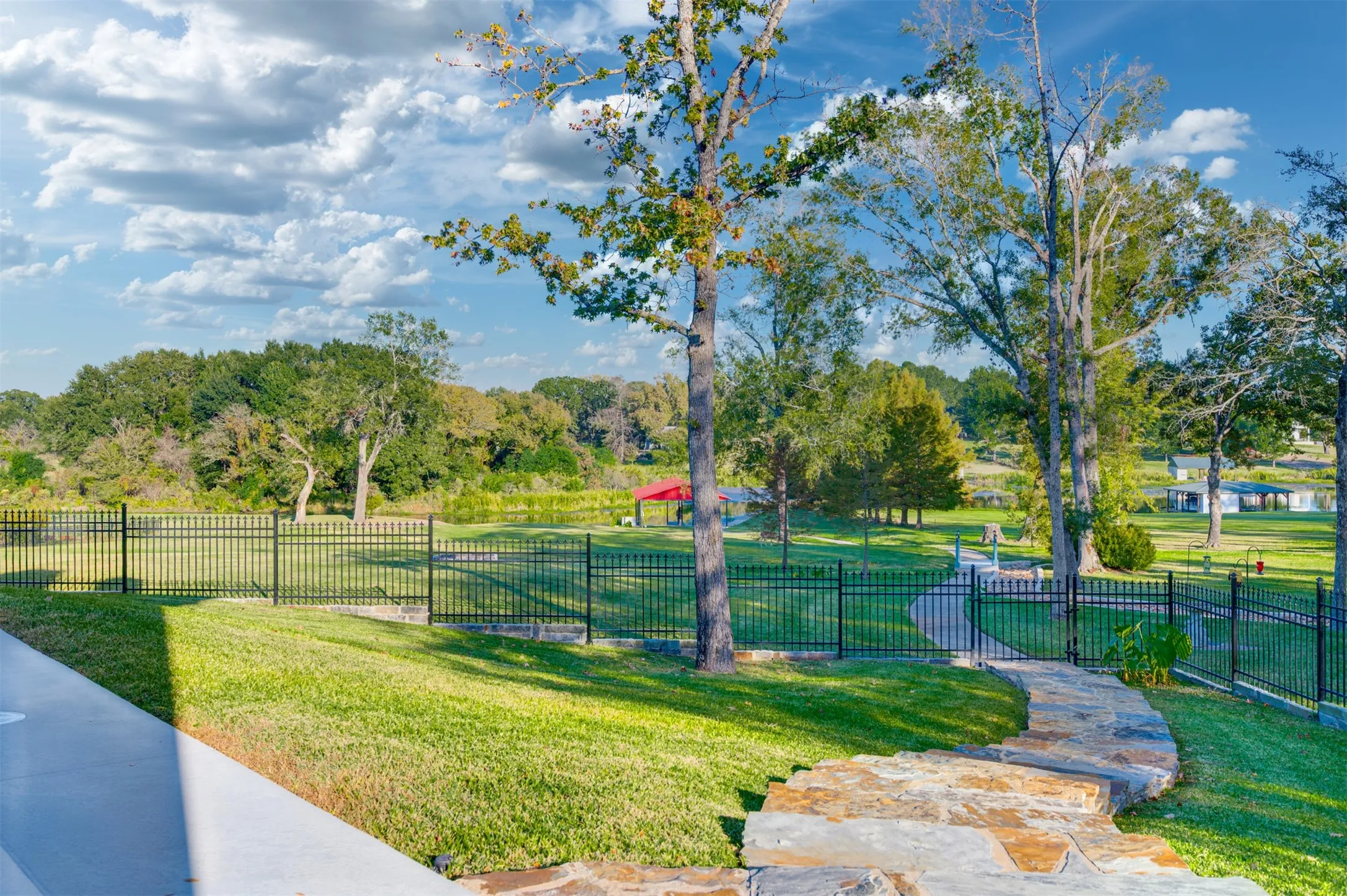 Single Family Residence For Sale in Henderson County , 2001 Rose Pointe, Athens, Texas 75752, 4 Bedrooms, 4 Bathrooms, 5 Garage spaces, 4,292 Sqft, built in 1997, Price $1,700,000, mls#21279488, Real Estate Agent in Athens, Homes For Sale in Henderson county, Homes For Sale in Athens, Realtor in Athens Texas, Real Estate Brokerage Independent Realty Texas, Luminita Cordes Realtor