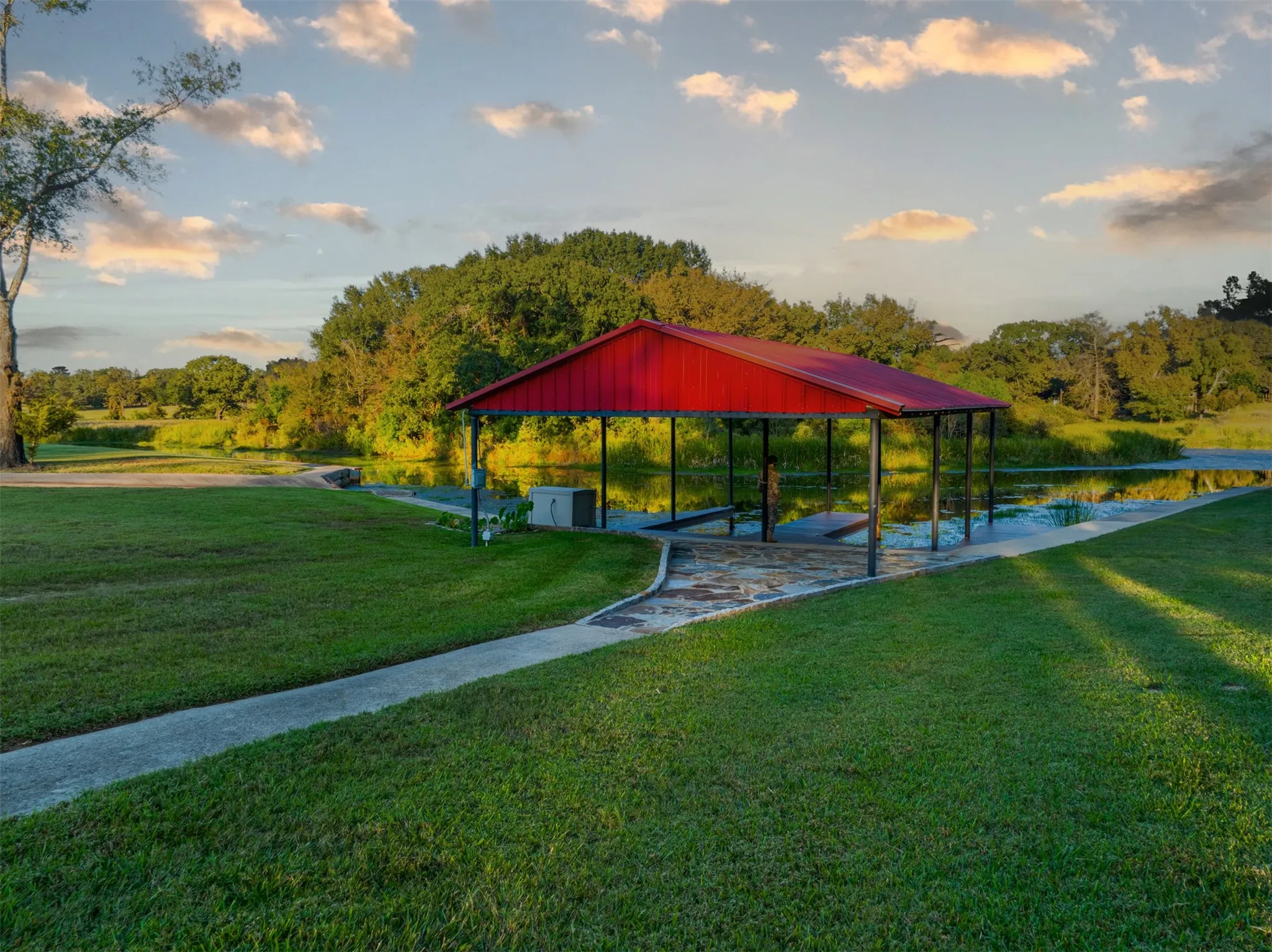 Single Family Residence For Sale in Henderson County , 2001 Rose Pointe, Athens, Texas 75752, 4 Bedrooms, 4 Bathrooms, 5 Garage spaces, 4,292 Sqft, built in 1997, Price $1,700,000, mls#21279488, Real Estate Agent in Athens, Homes For Sale in Henderson county, Homes For Sale in Athens, Realtor in Athens Texas, Real Estate Brokerage Independent Realty Texas, Luminita Cordes Realtor