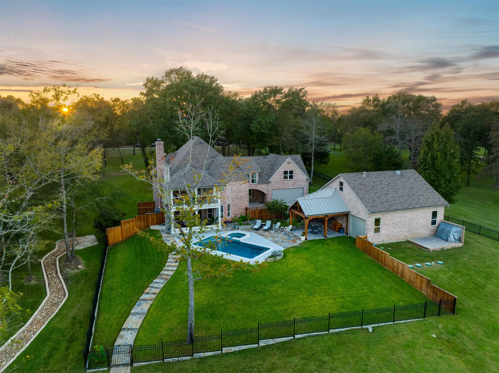 Single Family Residence For Sale in Henderson County , 2001 Rose Pointe, Athens, Texas 75752, 4 Bedrooms, 4 Bathrooms, 5 Garage spaces, 4,292 Sqft, built in 1997, Price $1,700,000, mls#21279488, Real Estate Agent in Athens, Homes For Sale in Henderson county, Homes For Sale in Athens, Realtor in Athens Texas, Real Estate Brokerage Independent Realty Texas, Luminita Cordes Realtor