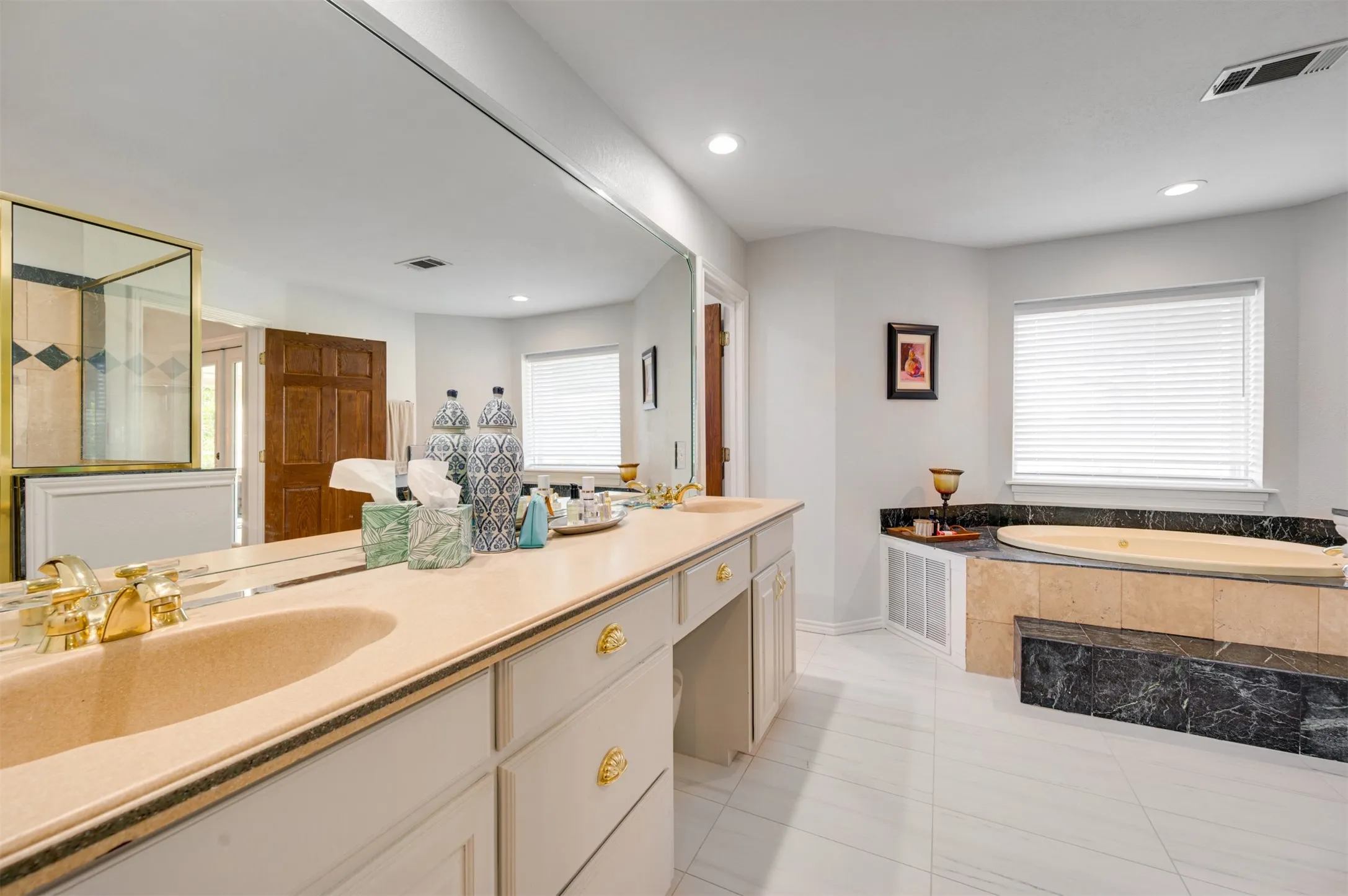 Single Family Residence For Sale in Henderson County , 2001 Rose Pointe, Athens, Texas 75752, 4 Bedrooms, 4 Bathrooms, 5 Garage spaces, 4,292 Sqft, built in 1997, Price $1,700,000, mls#21279488, Real Estate Agent in Athens, Homes For Sale in Henderson county, Homes For Sale in Athens, Realtor in Athens Texas, Real Estate Brokerage Independent Realty Texas, Luminita Cordes Realtor