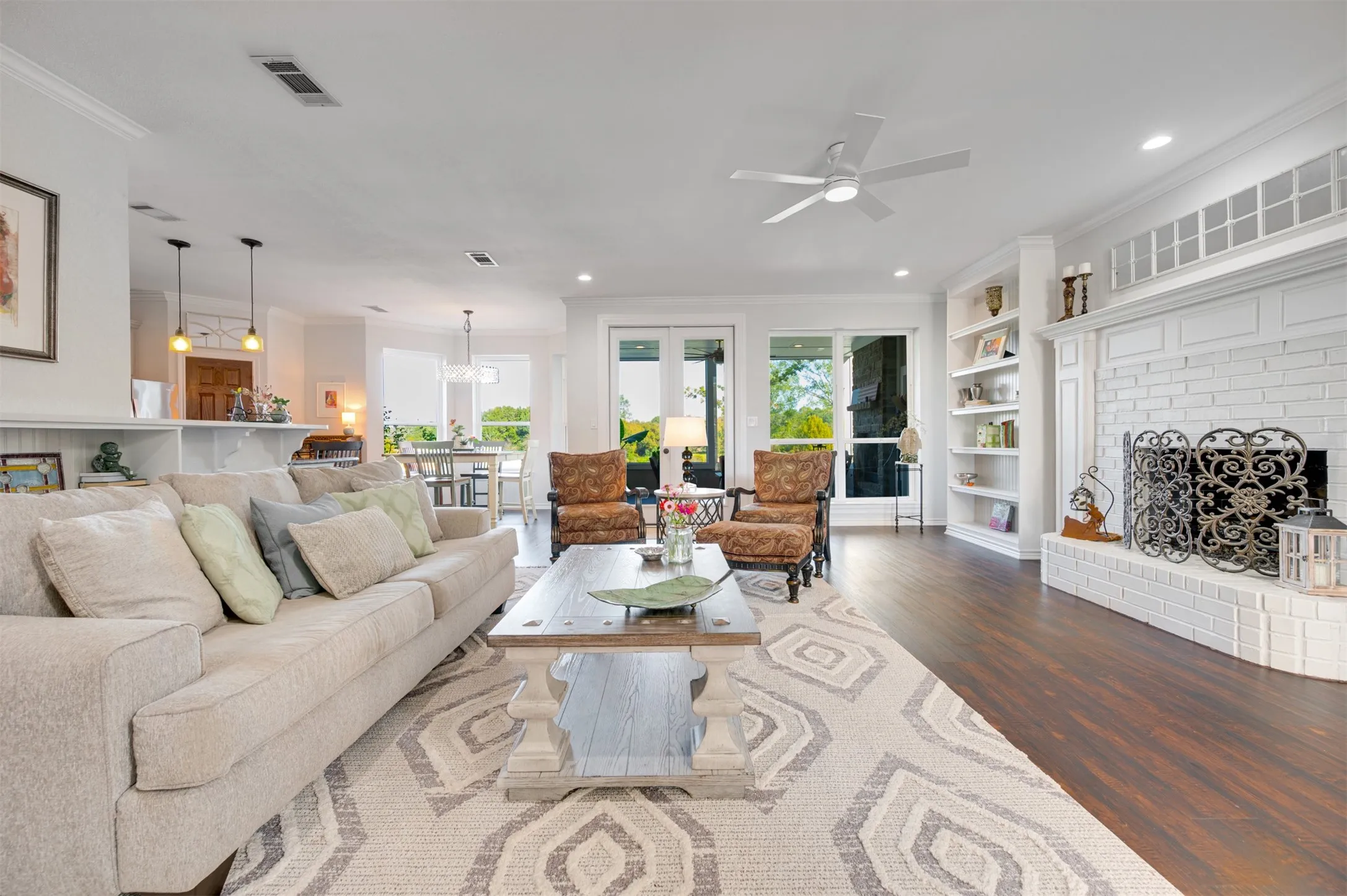 Single Family Residence For Sale in Henderson County , 2001 Rose Pointe, Athens, Texas 75752, 4 Bedrooms, 4 Bathrooms, 5 Garage spaces, 4,292 Sqft, built in 1997, Price $1,700,000, mls#21279488, Real Estate Agent in Athens, Homes For Sale in Henderson county, Homes For Sale in Athens, Realtor in Athens Texas, Real Estate Brokerage Independent Realty Texas, Luminita Cordes Realtor