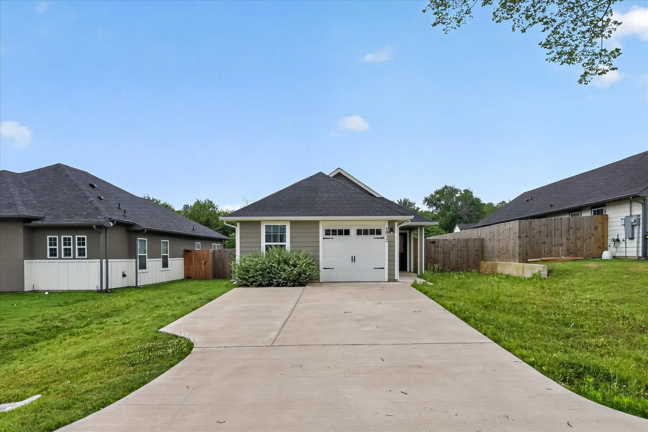 Single Family Residence For Sale in Grayson County , 1032 Ray Drive, Denison, Texas 75020, 3 Bedroom, 2 Bathroom, 1 Garage spaces, 1,248 Sqft, built in 2023, mls#21279487, Real Estate Agent in Denison, Homes For Sale in Grayson county, Homes For Sale in Denison, Realtor in Denison Texas, Real Estate Brokerage Independent Realty Texas, Luminita Cordes Realtor