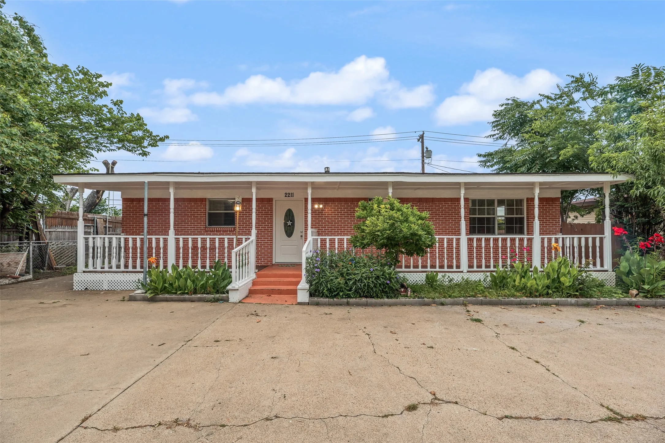 Single Family Residence For Sale in Dallas County , 2211 Cardinal Lane, Garland, Texas 75042, 3 Bedrooms, 2 Bathrooms, 2 Garage spaces, 1,188 Sqft, built in 1956, Price $200,000, mls#21279530, Real Estate Agent in Garland, Homes For Sale in Dallas county, Homes For Sale in Garland, Realtor in Garland Texas, Real Estate Brokerage Independent Realty Texas, Luminita Cordes Realtor