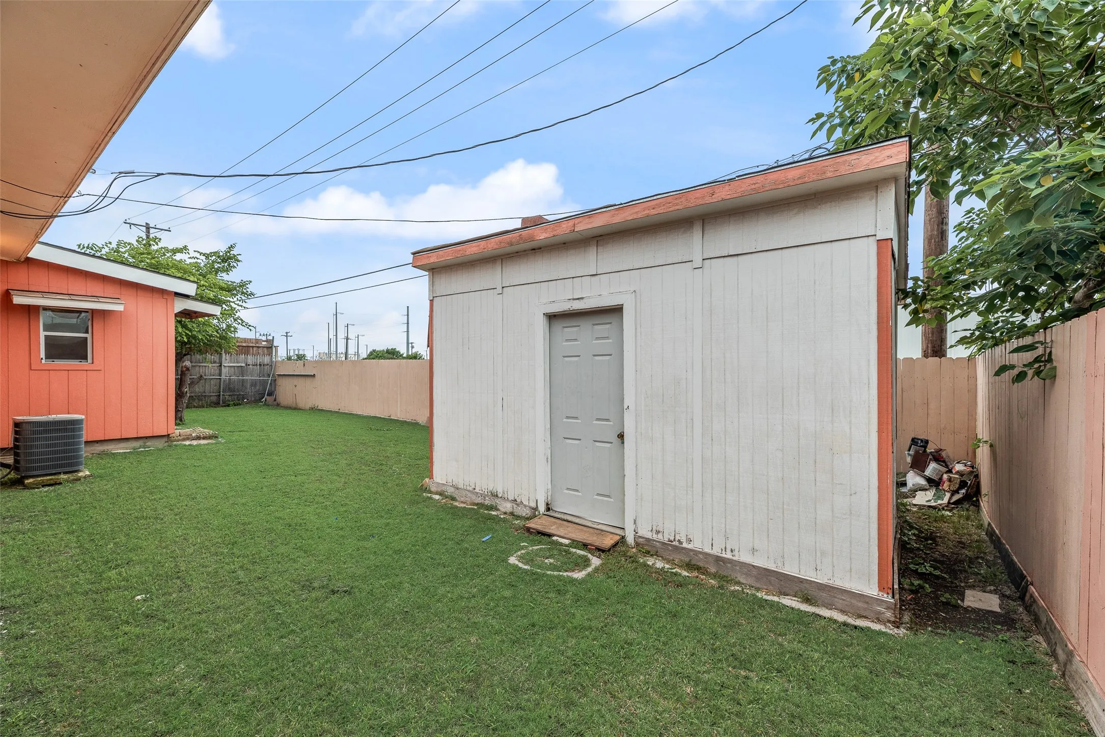 Single Family Residence For Sale in Dallas County , 2211 Cardinal Lane, Garland, Texas 75042, 3 Bedrooms, 2 Bathrooms, 2 Garage spaces, 1,188 Sqft, built in 1956, Price $200,000, mls#21279530, Real Estate Agent in Garland, Homes For Sale in Dallas county, Homes For Sale in Garland, Realtor in Garland Texas, Real Estate Brokerage Independent Realty Texas, Luminita Cordes Realtor