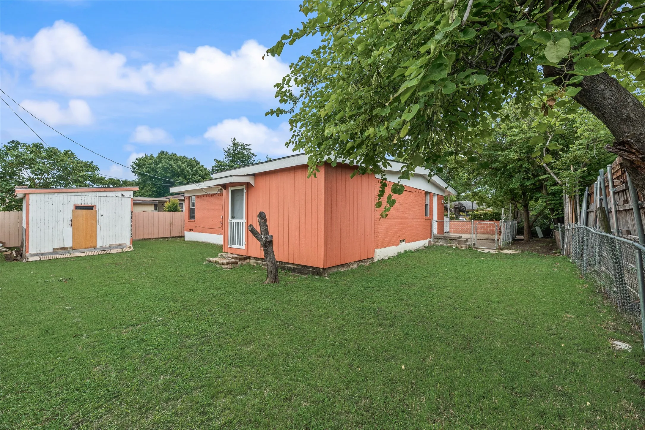 Single Family Residence For Sale in Dallas County , 2211 Cardinal Lane, Garland, Texas 75042, 3 Bedrooms, 2 Bathrooms, 2 Garage spaces, 1,188 Sqft, built in 1956, Price $200,000, mls#21279530, Real Estate Agent in Garland, Homes For Sale in Dallas county, Homes For Sale in Garland, Realtor in Garland Texas, Real Estate Brokerage Independent Realty Texas, Luminita Cordes Realtor