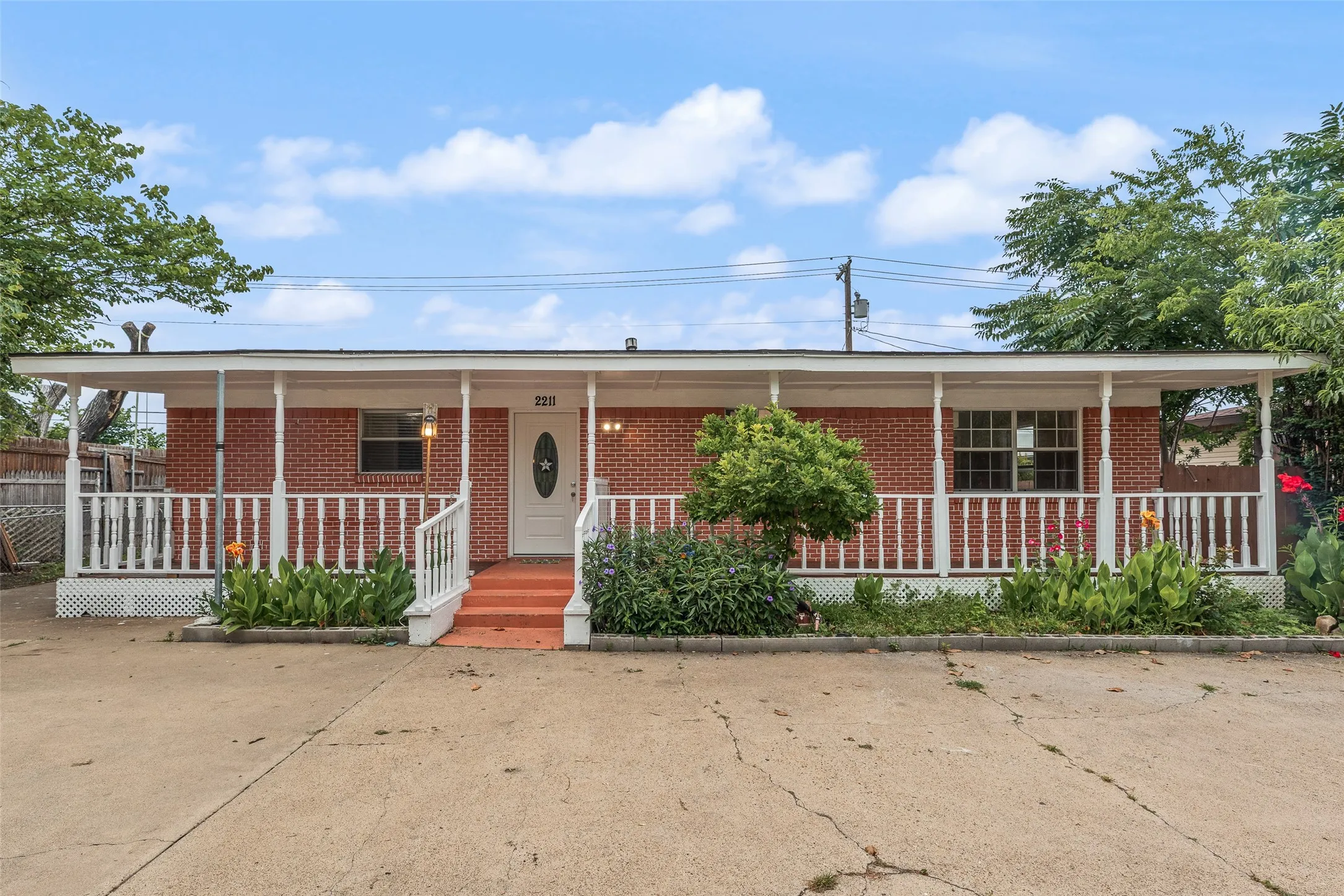 Single Family Residence For Sale in Dallas County , 2211 Cardinal Lane, Garland, Texas 75042, 3 Bedrooms, 2 Bathrooms, 2 Garage spaces, 1,188 Sqft, built in 1956, Price $200,000, mls#21279530, Real Estate Agent in Garland, Homes For Sale in Dallas county, Homes For Sale in Garland, Realtor in Garland Texas, Real Estate Brokerage Independent Realty Texas, Luminita Cordes Realtor