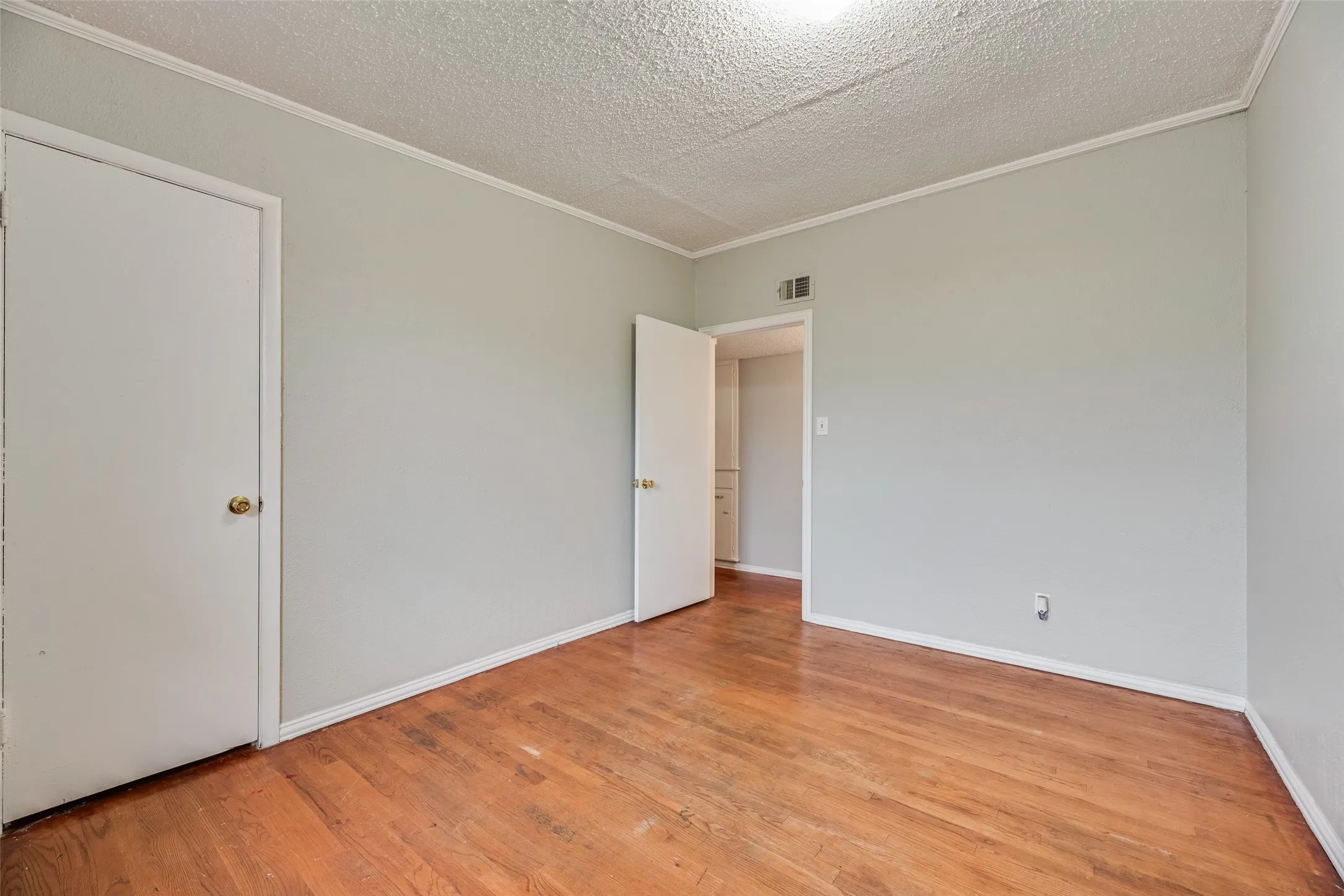 Single Family Residence For Sale in Dallas County , 2211 Cardinal Lane, Garland, Texas 75042, 3 Bedrooms, 2 Bathrooms, 2 Garage spaces, 1,188 Sqft, built in 1956, Price $200,000, mls#21279530, Real Estate Agent in Garland, Homes For Sale in Dallas county, Homes For Sale in Garland, Realtor in Garland Texas, Real Estate Brokerage Independent Realty Texas, Luminita Cordes Realtor