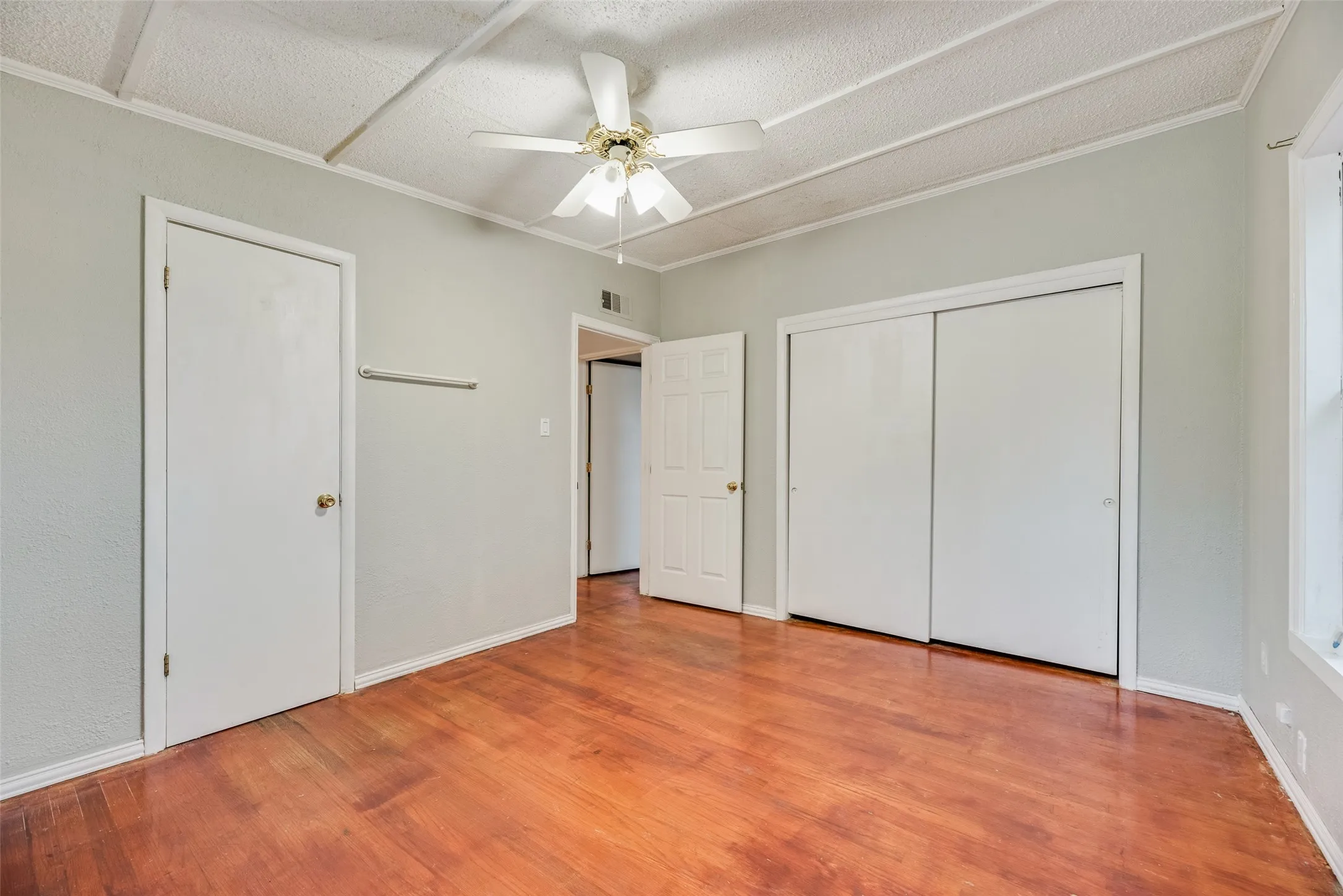 Single Family Residence For Sale in Dallas County , 2211 Cardinal Lane, Garland, Texas 75042, 3 Bedrooms, 2 Bathrooms, 2 Garage spaces, 1,188 Sqft, built in 1956, Price $200,000, mls#21279530, Real Estate Agent in Garland, Homes For Sale in Dallas county, Homes For Sale in Garland, Realtor in Garland Texas, Real Estate Brokerage Independent Realty Texas, Luminita Cordes Realtor