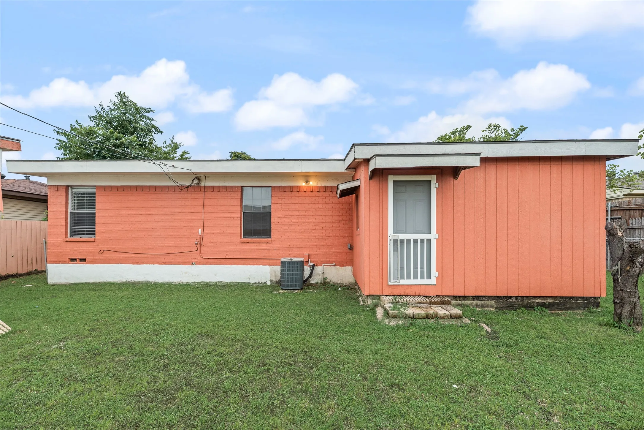 Single Family Residence For Sale in Dallas County , 2211 Cardinal Lane, Garland, Texas 75042, 3 Bedrooms, 2 Bathrooms, 2 Garage spaces, 1,188 Sqft, built in 1956, Price $200,000, mls#21279530, Real Estate Agent in Garland, Homes For Sale in Dallas county, Homes For Sale in Garland, Realtor in Garland Texas, Real Estate Brokerage Independent Realty Texas, Luminita Cordes Realtor