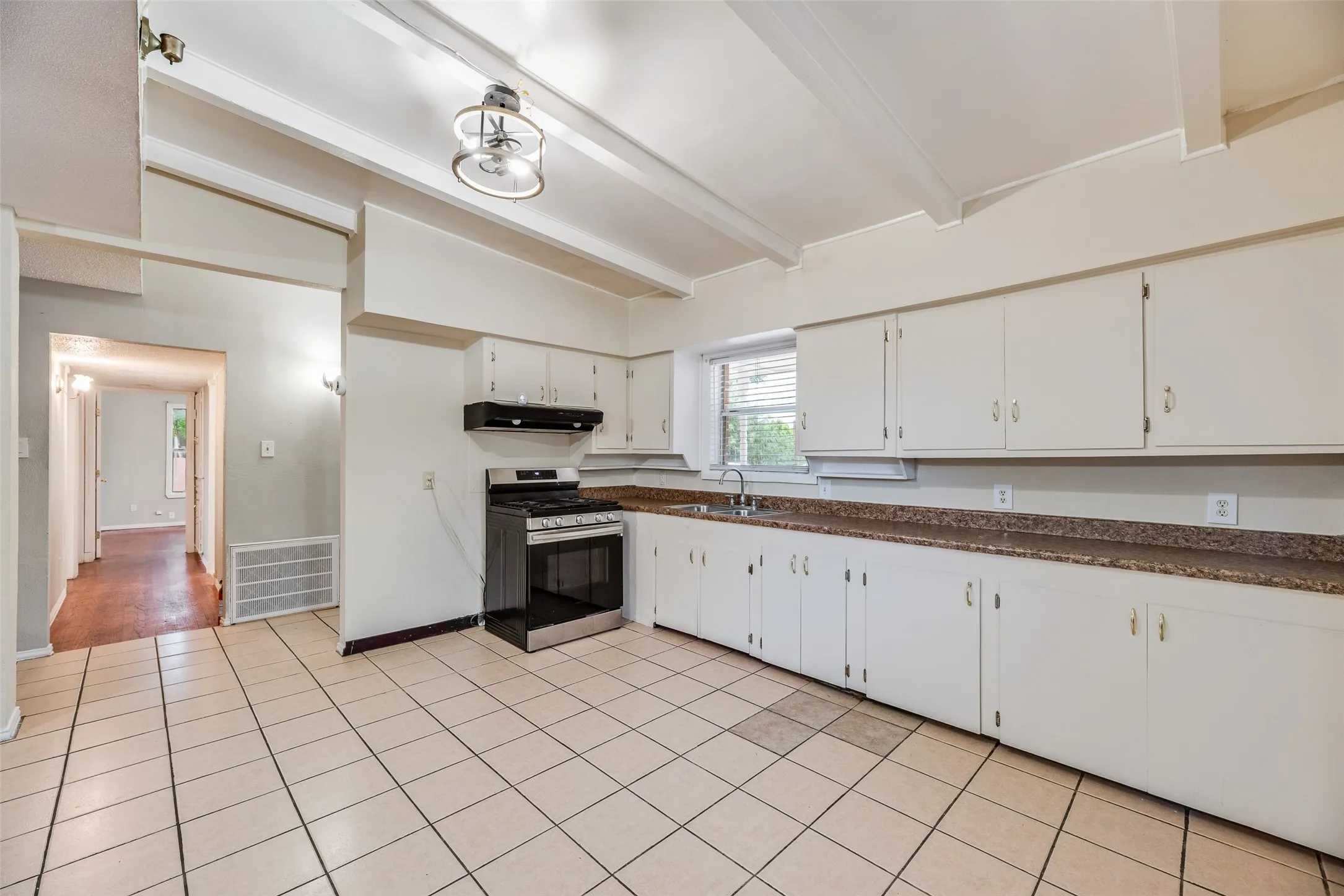 Single Family Residence For Sale in Dallas County , 2211 Cardinal Lane, Garland, Texas 75042, 3 Bedrooms, 2 Bathrooms, 2 Garage spaces, 1,188 Sqft, built in 1956, Price $200,000, mls#21279530, Real Estate Agent in Garland, Homes For Sale in Dallas county, Homes For Sale in Garland, Realtor in Garland Texas, Real Estate Brokerage Independent Realty Texas, Luminita Cordes Realtor