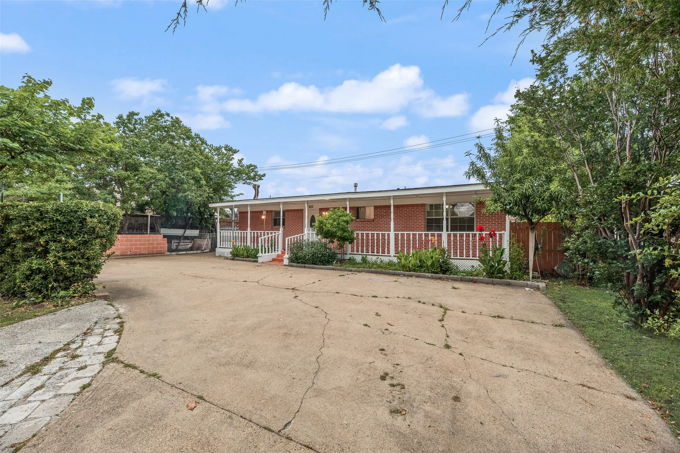 Single Family Residence For Sale in Dallas County , 2211 Cardinal Lane, Garland, Texas 75042, 3 Bedrooms, 2 Bathrooms, 2 Garage spaces, 1,188 Sqft, built in 1956, Price $200,000, mls#21279530, Real Estate Agent in Garland, Homes For Sale in Dallas county, Homes For Sale in Garland, Realtor in Garland Texas, Real Estate Brokerage Independent Realty Texas, Luminita Cordes Realtor