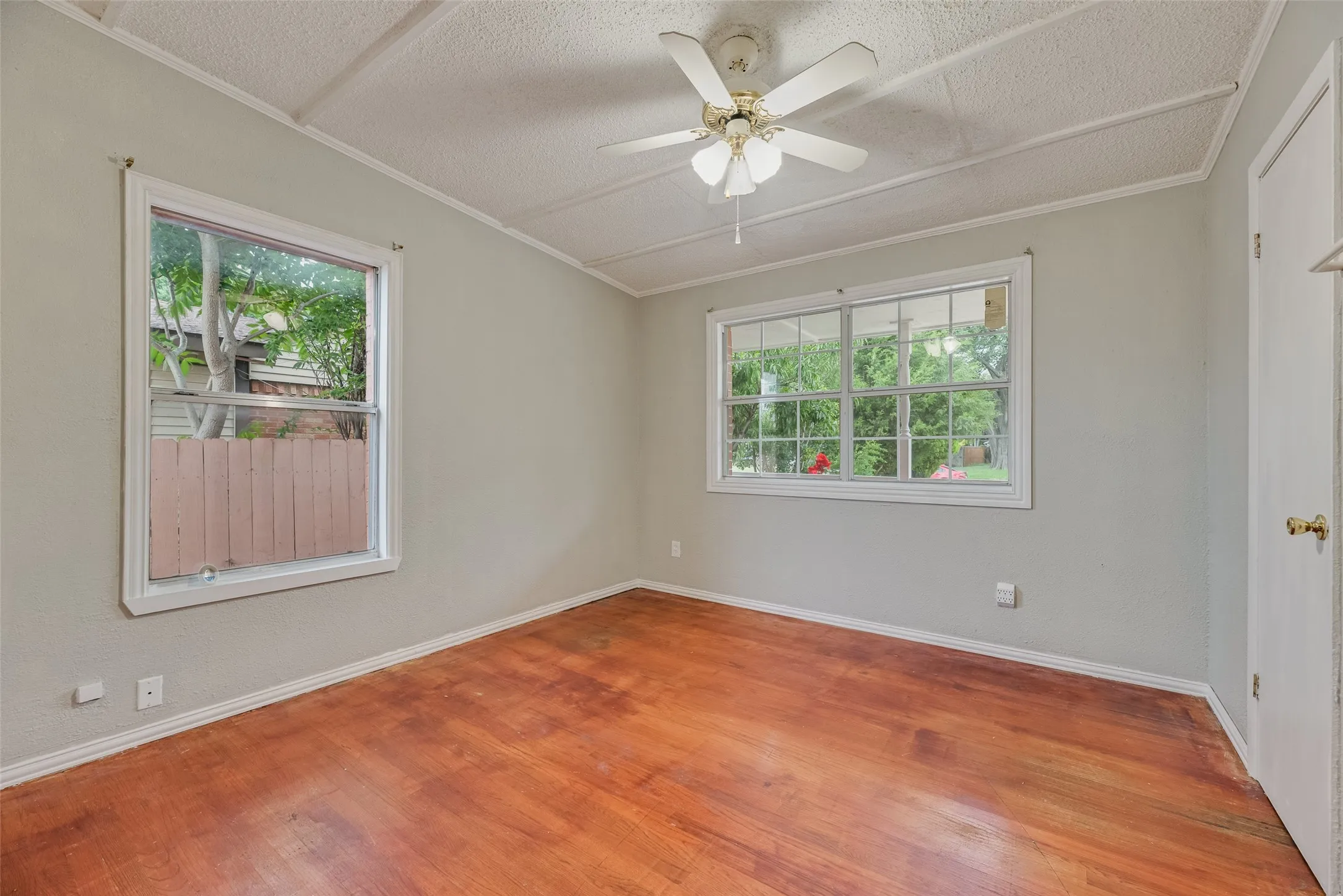 Single Family Residence For Sale in Dallas County , 2211 Cardinal Lane, Garland, Texas 75042, 3 Bedrooms, 2 Bathrooms, 2 Garage spaces, 1,188 Sqft, built in 1956, Price $200,000, mls#21279530, Real Estate Agent in Garland, Homes For Sale in Dallas county, Homes For Sale in Garland, Realtor in Garland Texas, Real Estate Brokerage Independent Realty Texas, Luminita Cordes Realtor