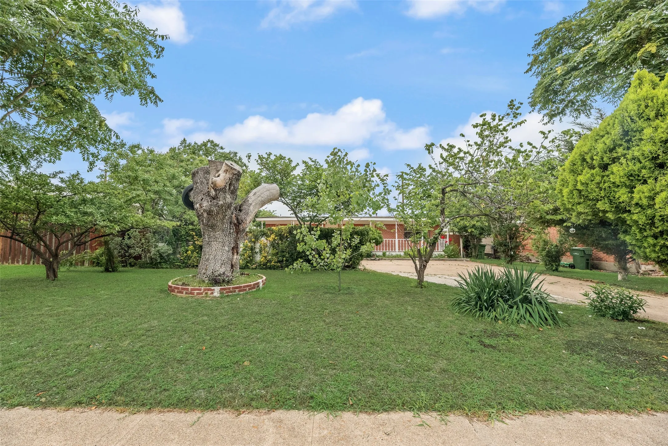 Single Family Residence For Sale in Dallas County , 2211 Cardinal Lane, Garland, Texas 75042, 3 Bedrooms, 2 Bathrooms, 2 Garage spaces, 1,188 Sqft, built in 1956, Price $200,000, mls#21279530, Real Estate Agent in Garland, Homes For Sale in Dallas county, Homes For Sale in Garland, Realtor in Garland Texas, Real Estate Brokerage Independent Realty Texas, Luminita Cordes Realtor