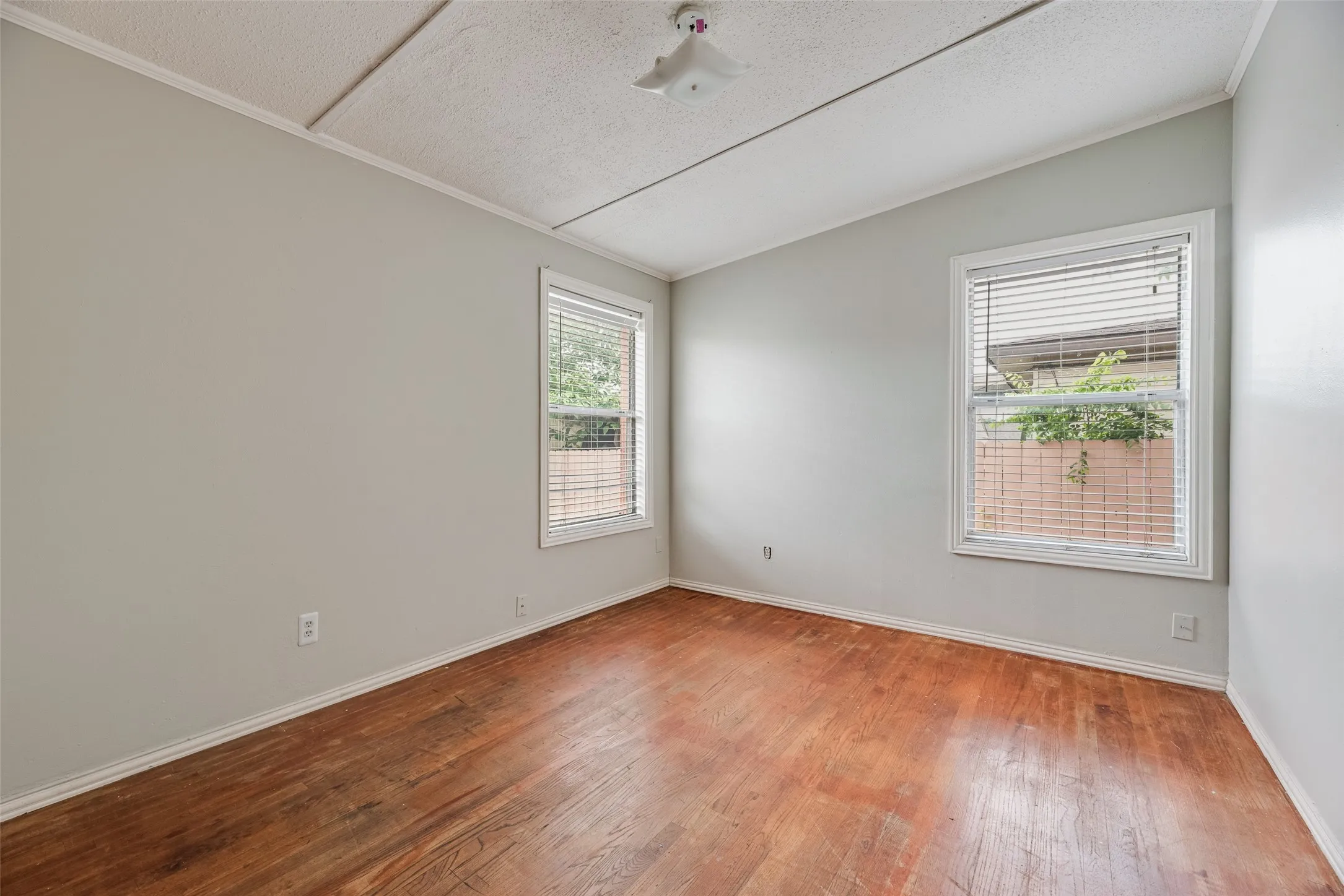Single Family Residence For Sale in Dallas County , 2211 Cardinal Lane, Garland, Texas 75042, 3 Bedrooms, 2 Bathrooms, 2 Garage spaces, 1,188 Sqft, built in 1956, Price $200,000, mls#21279530, Real Estate Agent in Garland, Homes For Sale in Dallas county, Homes For Sale in Garland, Realtor in Garland Texas, Real Estate Brokerage Independent Realty Texas, Luminita Cordes Realtor