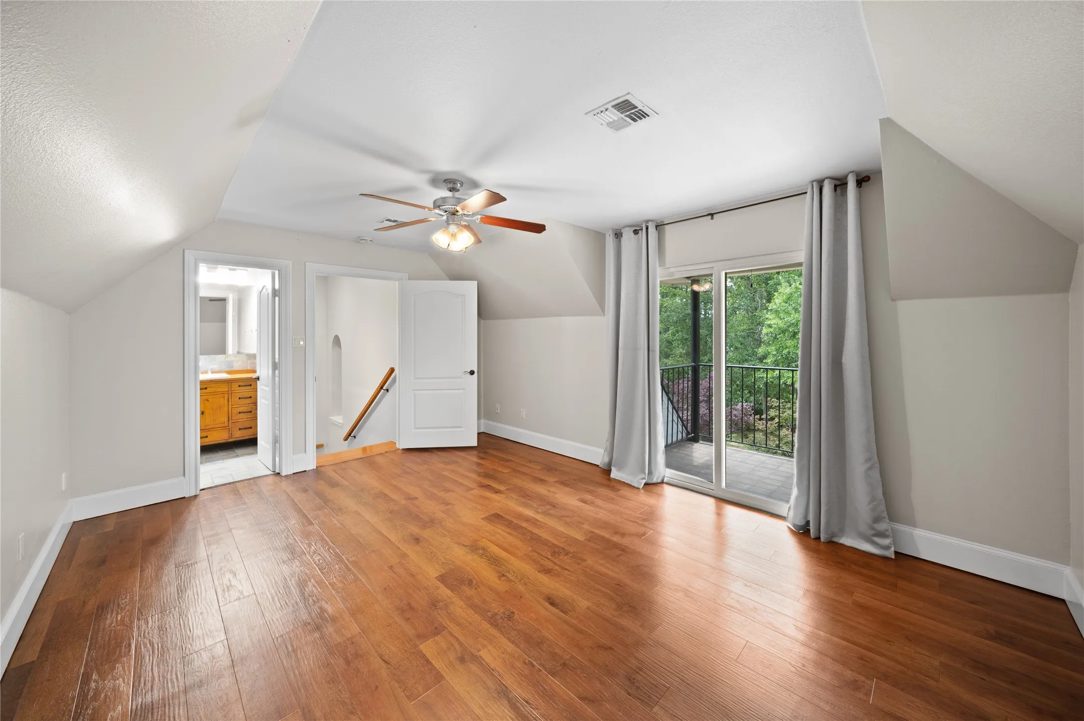 Single Family Residence For Sale in Smith County , 17110 Island Cove Road, Arp, Texas 75750, 5 Bedroom, 5 Bathroom, 5 Garage spaces, 4,122 Sqft, built in 2003, Price $1,850,000, mls#21279531, Real Estate Agent in Arp, Homes For Sale in Smith county, Homes For Sale in Arp, Realtor in Arp Texas, Real Estate Brokerage Independent Realty Texas, Luminita Cordes Realtor