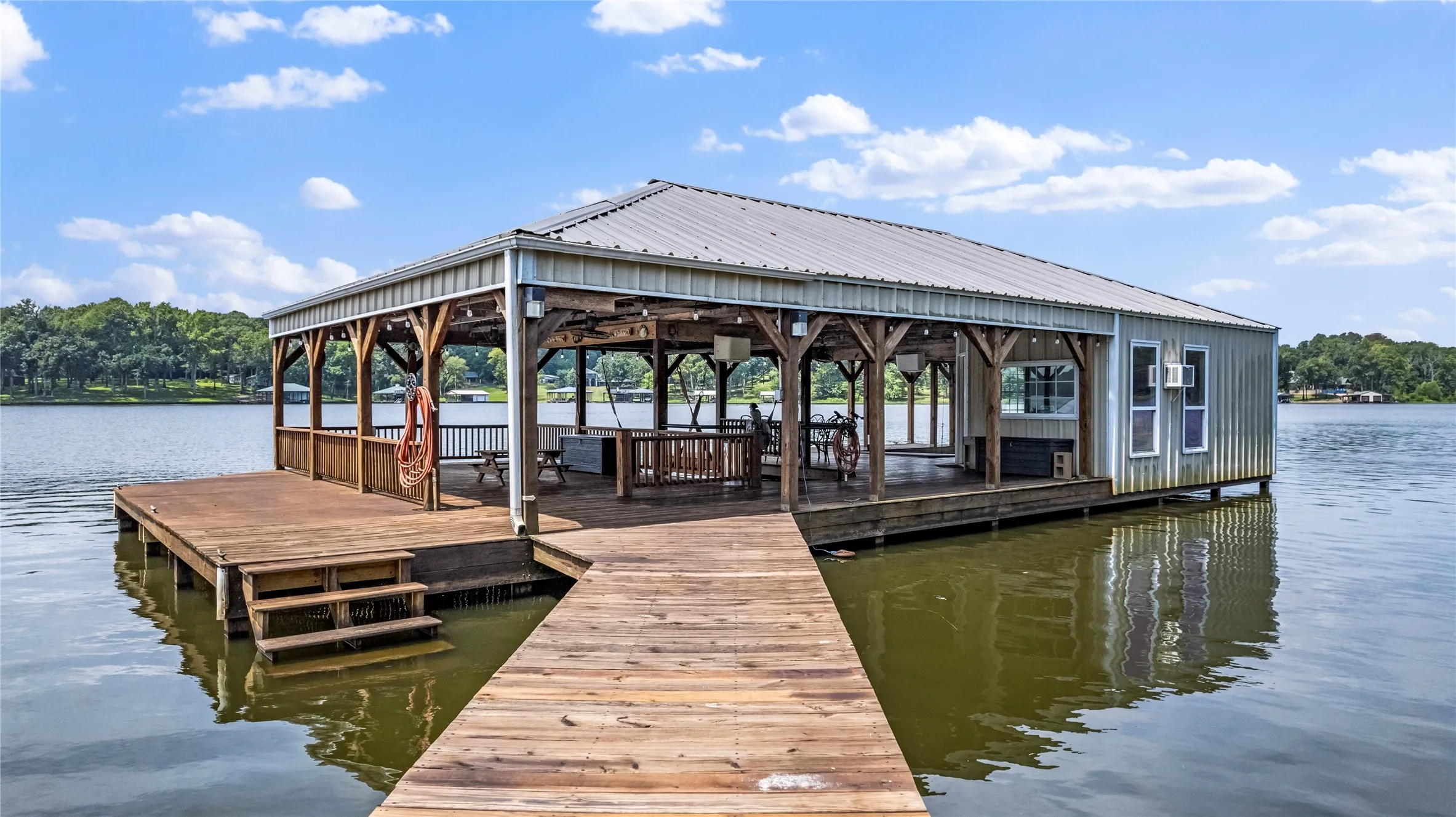 Single Family Residence For Sale in Smith County , 17110 Island Cove Road, Arp, Texas 75750, 5 Bedroom, 5 Bathroom, 5 Garage spaces, 4,122 Sqft, built in 2003, Price $1,850,000, mls#21279531, Real Estate Agent in Arp, Homes For Sale in Smith county, Homes For Sale in Arp, Realtor in Arp Texas, Real Estate Brokerage Independent Realty Texas, Luminita Cordes Realtor