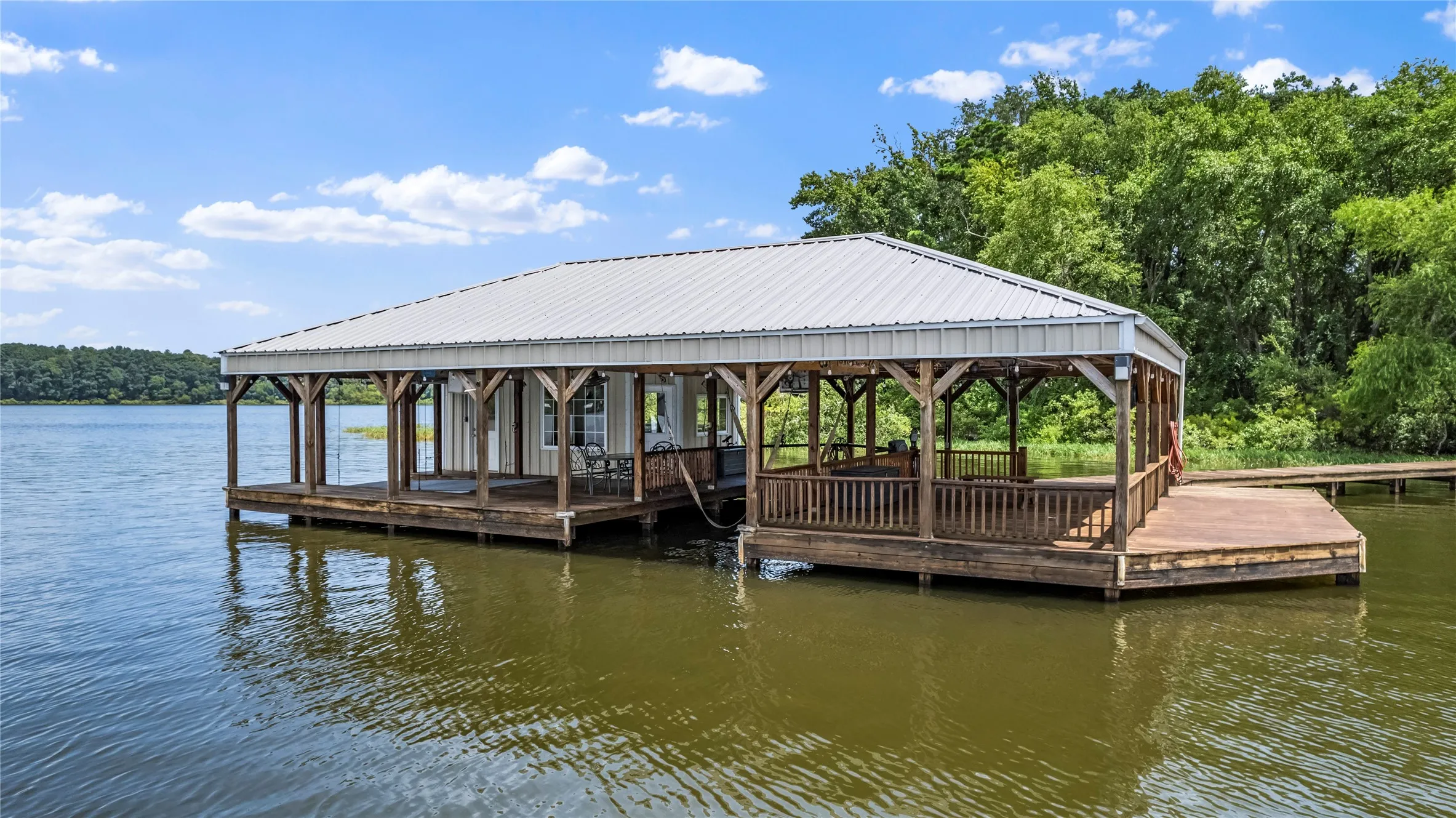 Single Family Residence For Sale in Smith County , 17110 Island Cove Road, Arp, Texas 75750, 5 Bedroom, 5 Bathroom, 5 Garage spaces, 4,122 Sqft, built in 2003, Price $1,850,000, mls#21279531, Real Estate Agent in Arp, Homes For Sale in Smith county, Homes For Sale in Arp, Realtor in Arp Texas, Real Estate Brokerage Independent Realty Texas, Luminita Cordes Realtor