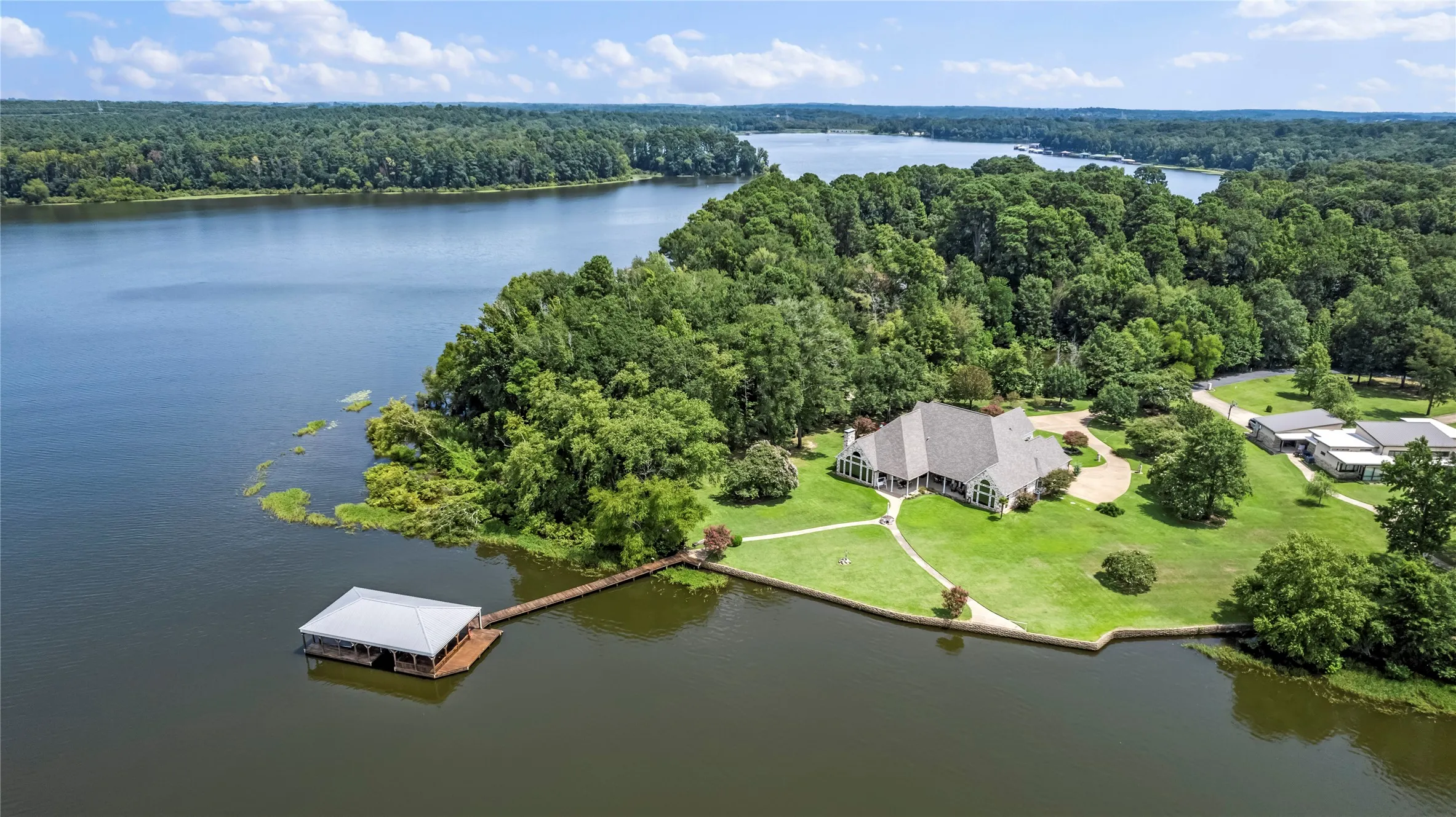 Single Family Residence For Sale in Smith County , 17110 Island Cove Road, Arp, Texas 75750, 5 Bedroom, 5 Bathroom, 5 Garage spaces, 4,122 Sqft, built in 2003, Price $1,850,000, mls#21279531, Real Estate Agent in Arp, Homes For Sale in Smith county, Homes For Sale in Arp, Realtor in Arp Texas, Real Estate Brokerage Independent Realty Texas, Luminita Cordes Realtor