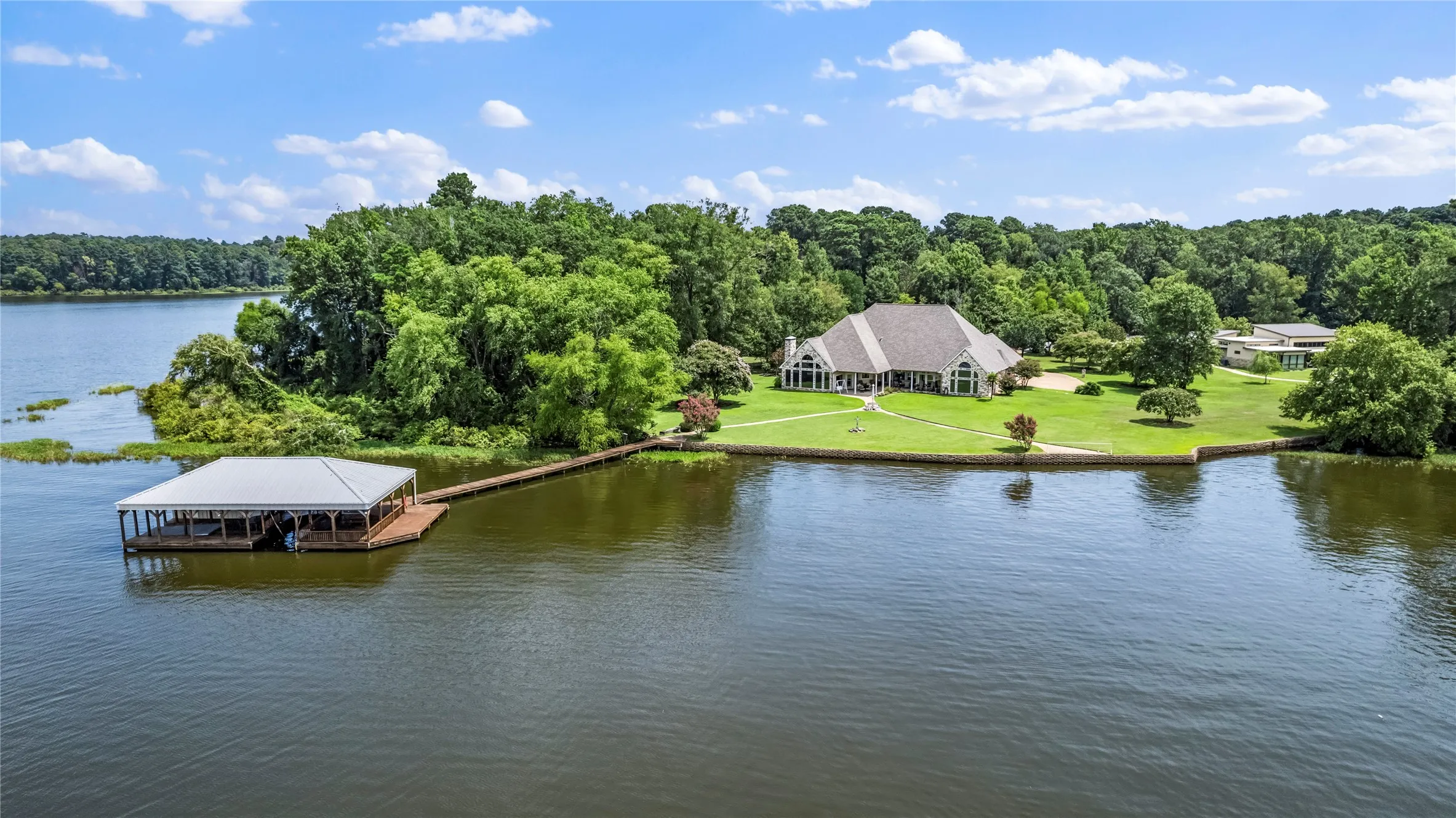 Single Family Residence For Sale in Smith County , 17110 Island Cove Road, Arp, Texas 75750, 5 Bedroom, 5 Bathroom, 5 Garage spaces, 4,122 Sqft, built in 2003, Price $1,850,000, mls#21279531, Real Estate Agent in Arp, Homes For Sale in Smith county, Homes For Sale in Arp, Realtor in Arp Texas, Real Estate Brokerage Independent Realty Texas, Luminita Cordes Realtor