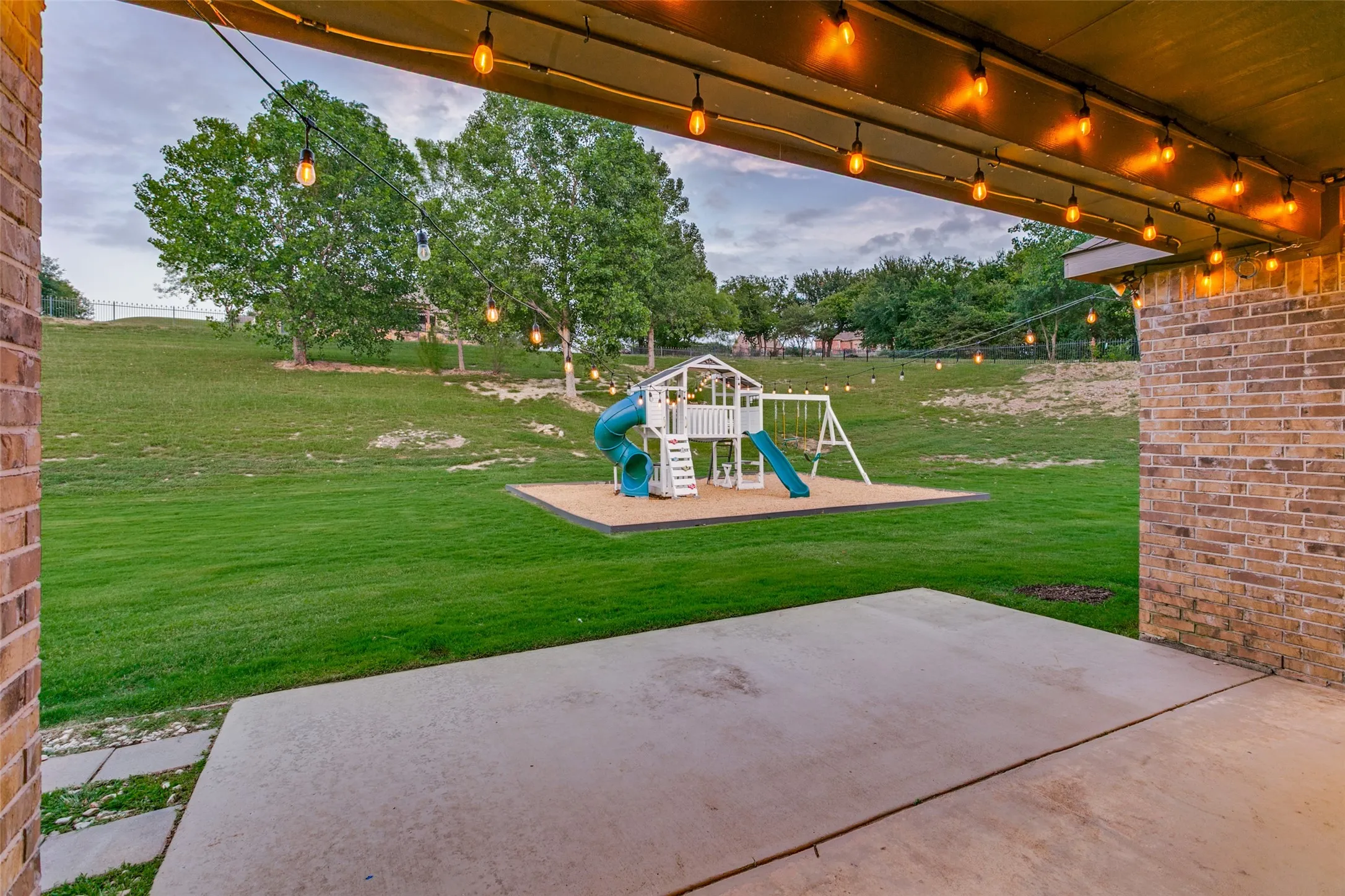 Single Family Residence For Sale in Tarrant County , 10248 Mustang Wells Drive, Fort Worth, Texas 76126, 4 Bedroom, 3 Bathroom, 3 Garage spaces, 2,820 Sqft, built in 2014, mls#21272227, Real Estate Agent in Fort Worth, Homes For Sale in Tarrant county, Homes For Sale in Fort Worth, Realtor in Fort Worth Texas, Real Estate Brokerage Independent Realty Texas, Luminita Cordes Realtor