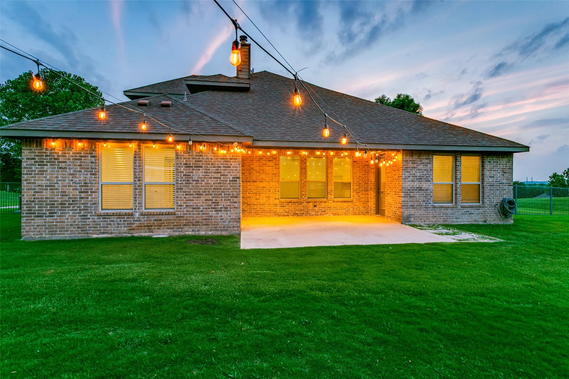 Single Family Residence For Sale in Tarrant County , 10248 Mustang Wells Drive, Fort Worth, Texas 76126, 4 Bedroom, 3 Bathroom, 3 Garage spaces, 2,820 Sqft, built in 2014, mls#21272227, Real Estate Agent in Fort Worth, Homes For Sale in Tarrant county, Homes For Sale in Fort Worth, Realtor in Fort Worth Texas, Real Estate Brokerage Independent Realty Texas, Luminita Cordes Realtor