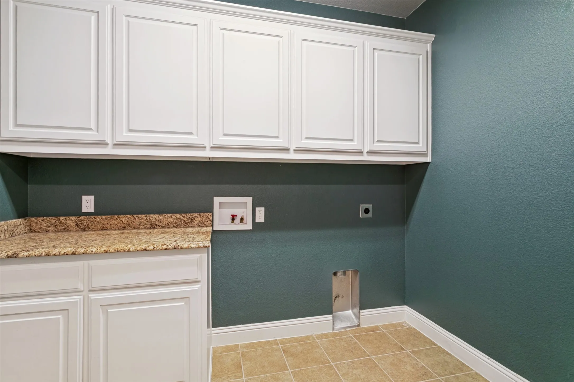 Single Family Residence For Sale in Tarrant County , 10248 Mustang Wells Drive, Fort Worth, Texas 76126, 4 Bedroom, 3 Bathroom, 3 Garage spaces, 2,820 Sqft, built in 2014, mls#21272227, Real Estate Agent in Fort Worth, Homes For Sale in Tarrant county, Homes For Sale in Fort Worth, Realtor in Fort Worth Texas, Real Estate Brokerage Independent Realty Texas, Luminita Cordes Realtor