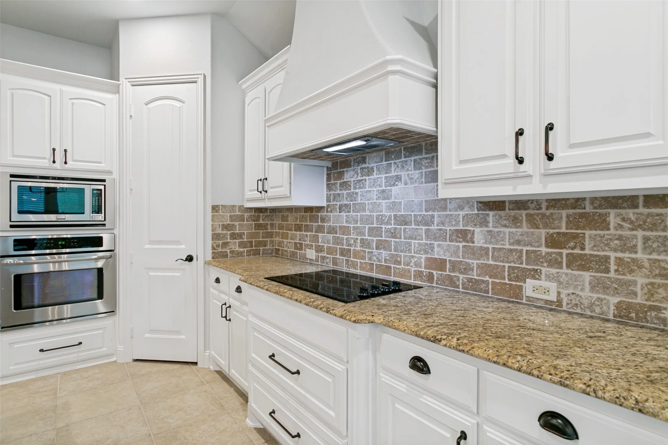 Single Family Residence For Sale in Tarrant County , 10248 Mustang Wells Drive, Fort Worth, Texas 76126, 4 Bedroom, 3 Bathroom, 3 Garage spaces, 2,820 Sqft, built in 2014, mls#21272227, Real Estate Agent in Fort Worth, Homes For Sale in Tarrant county, Homes For Sale in Fort Worth, Realtor in Fort Worth Texas, Real Estate Brokerage Independent Realty Texas, Luminita Cordes Realtor