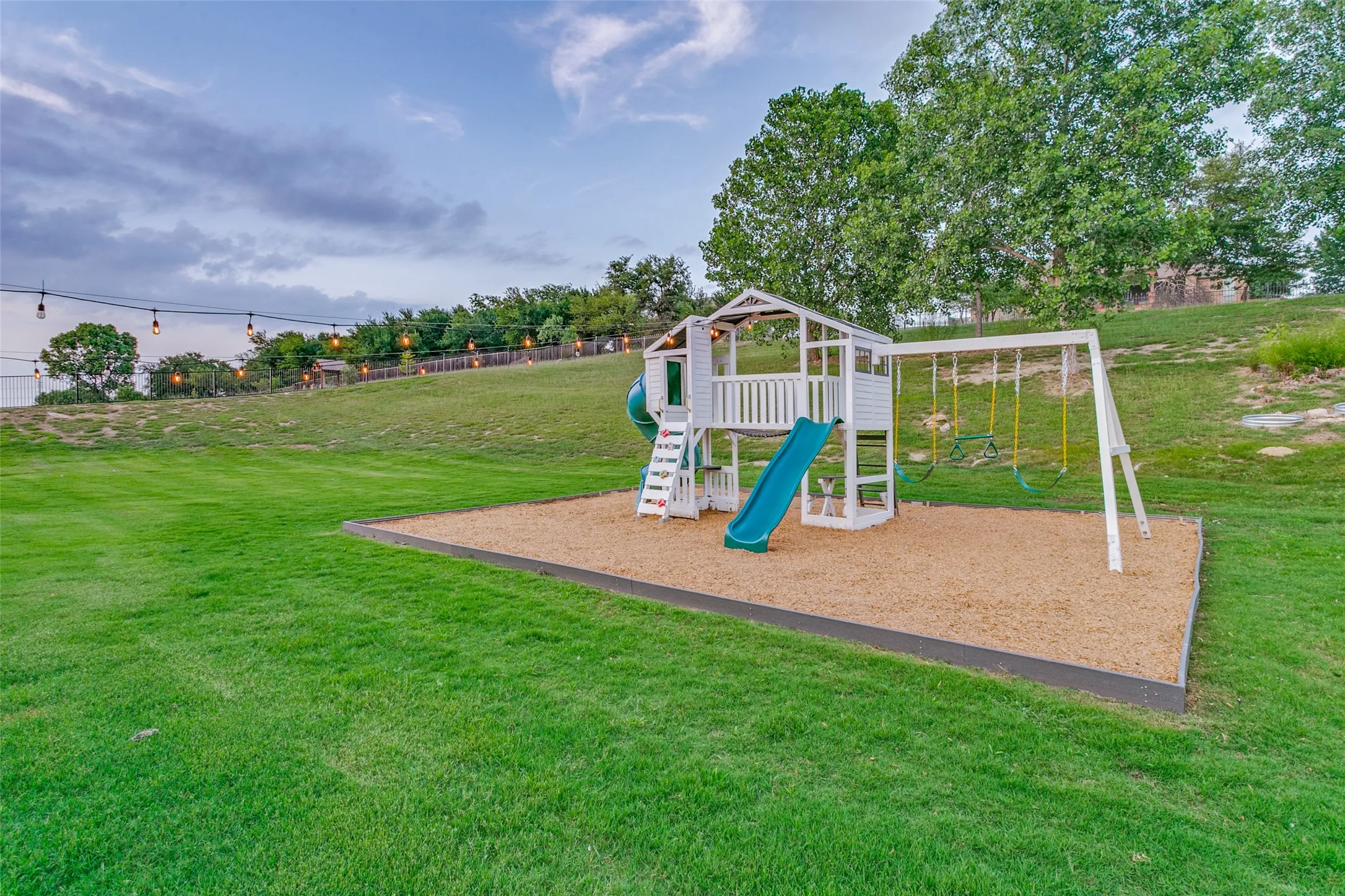 Single Family Residence For Sale in Tarrant County , 10248 Mustang Wells Drive, Fort Worth, Texas 76126, 4 Bedroom, 3 Bathroom, 3 Garage spaces, 2,820 Sqft, built in 2014, mls#21272227, Real Estate Agent in Fort Worth, Homes For Sale in Tarrant county, Homes For Sale in Fort Worth, Realtor in Fort Worth Texas, Real Estate Brokerage Independent Realty Texas, Luminita Cordes Realtor