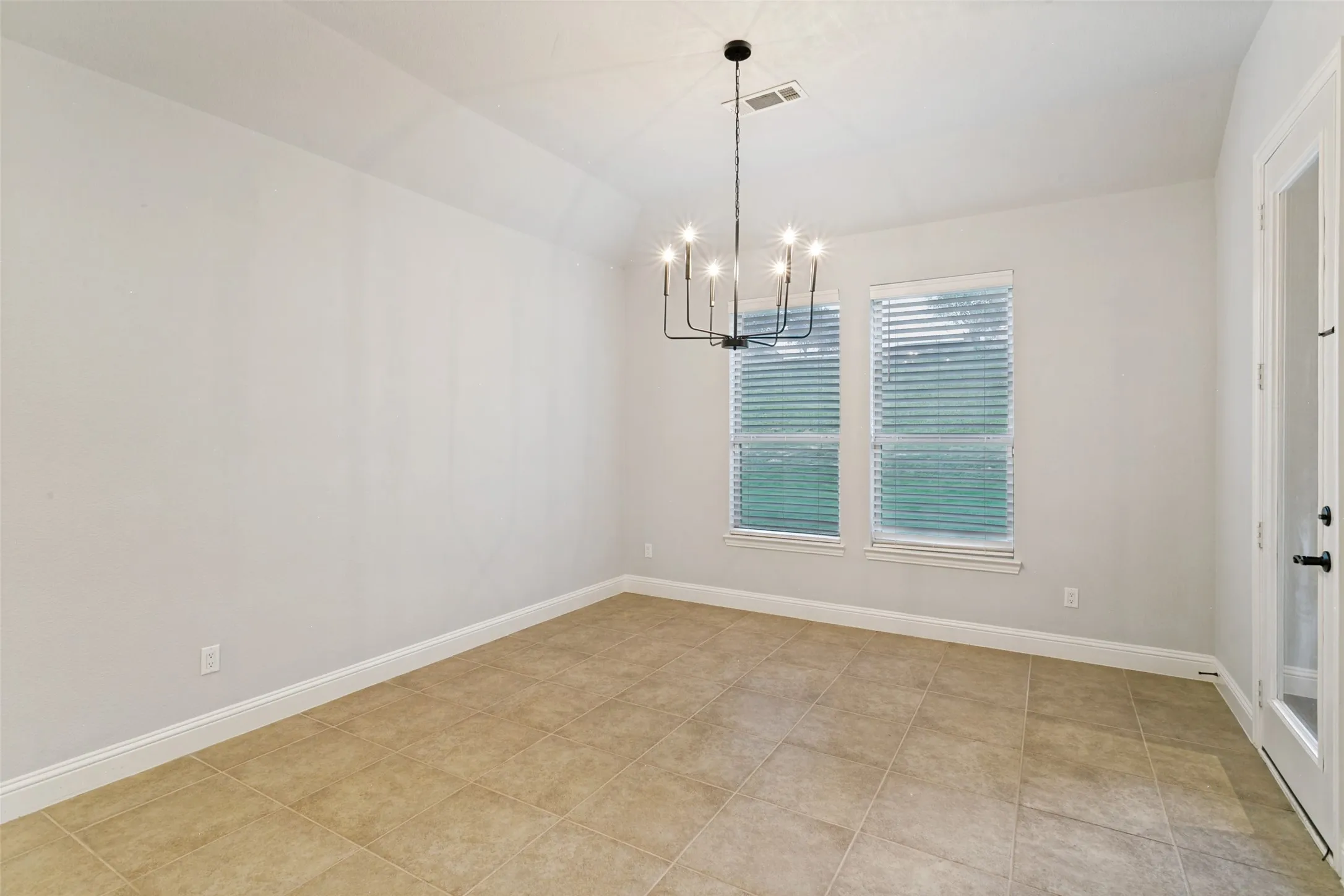 Single Family Residence For Sale in Tarrant County , 10248 Mustang Wells Drive, Fort Worth, Texas 76126, 4 Bedroom, 3 Bathroom, 3 Garage spaces, 2,820 Sqft, built in 2014, mls#21272227, Real Estate Agent in Fort Worth, Homes For Sale in Tarrant county, Homes For Sale in Fort Worth, Realtor in Fort Worth Texas, Real Estate Brokerage Independent Realty Texas, Luminita Cordes Realtor