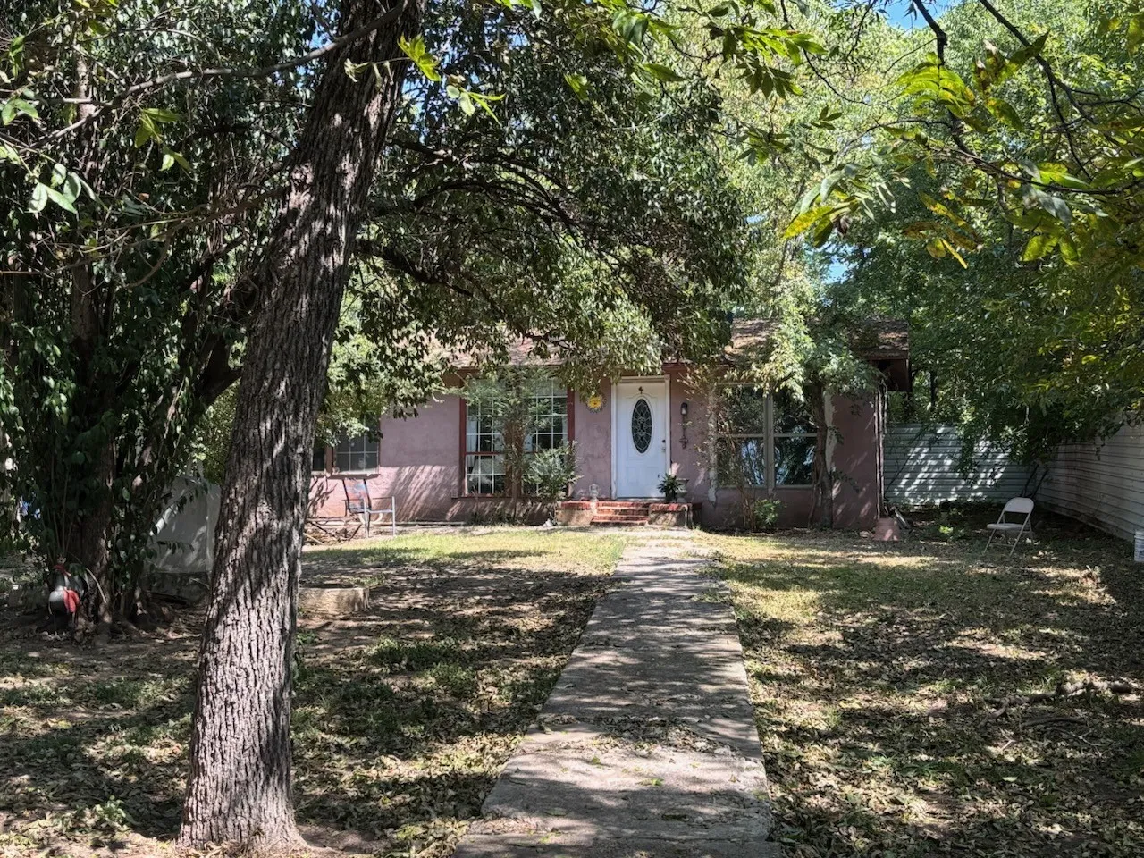 For Sale in Dallas County , 438 Mclean Avenue, Dallas, Texas 75211, 5 Bedrooms, 3 Bathrooms, Garage spaces, 0 Sqft, built in 1950, Price $400,000, mls#21279561, Real Estate Agent in Dallas, Homes For Sale in Dallas county, Homes For Sale in Dallas, Realtor in Dallas Texas, Real Estate Brokerage Independent Realty Texas, Luminita Cordes Realtor