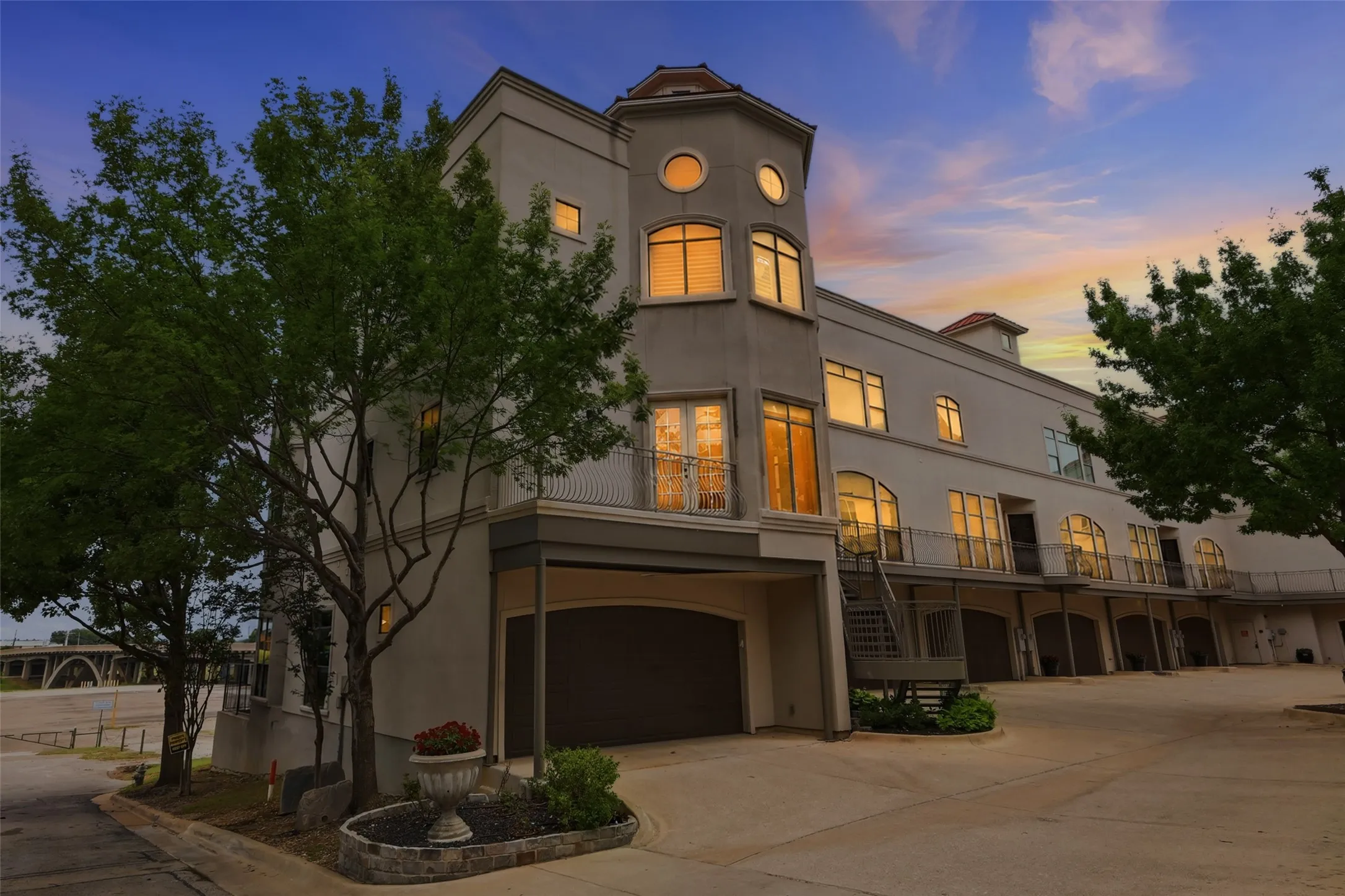 Condominium For Sale in Tarrant County , 410 Mills Street, Fort Worth, Texas 76102, 3 Bedroom, 4 Bathroom, 2 Garage spaces, 3,595 Sqft, built in 2004, Price $850,000, mls#21278720, Real Estate Agent in Fort Worth, Homes For Sale in Tarrant county, Homes For Sale in Fort Worth, Realtor in Fort Worth Texas, Real Estate Brokerage Independent Realty Texas, Luminita Cordes Realtor
