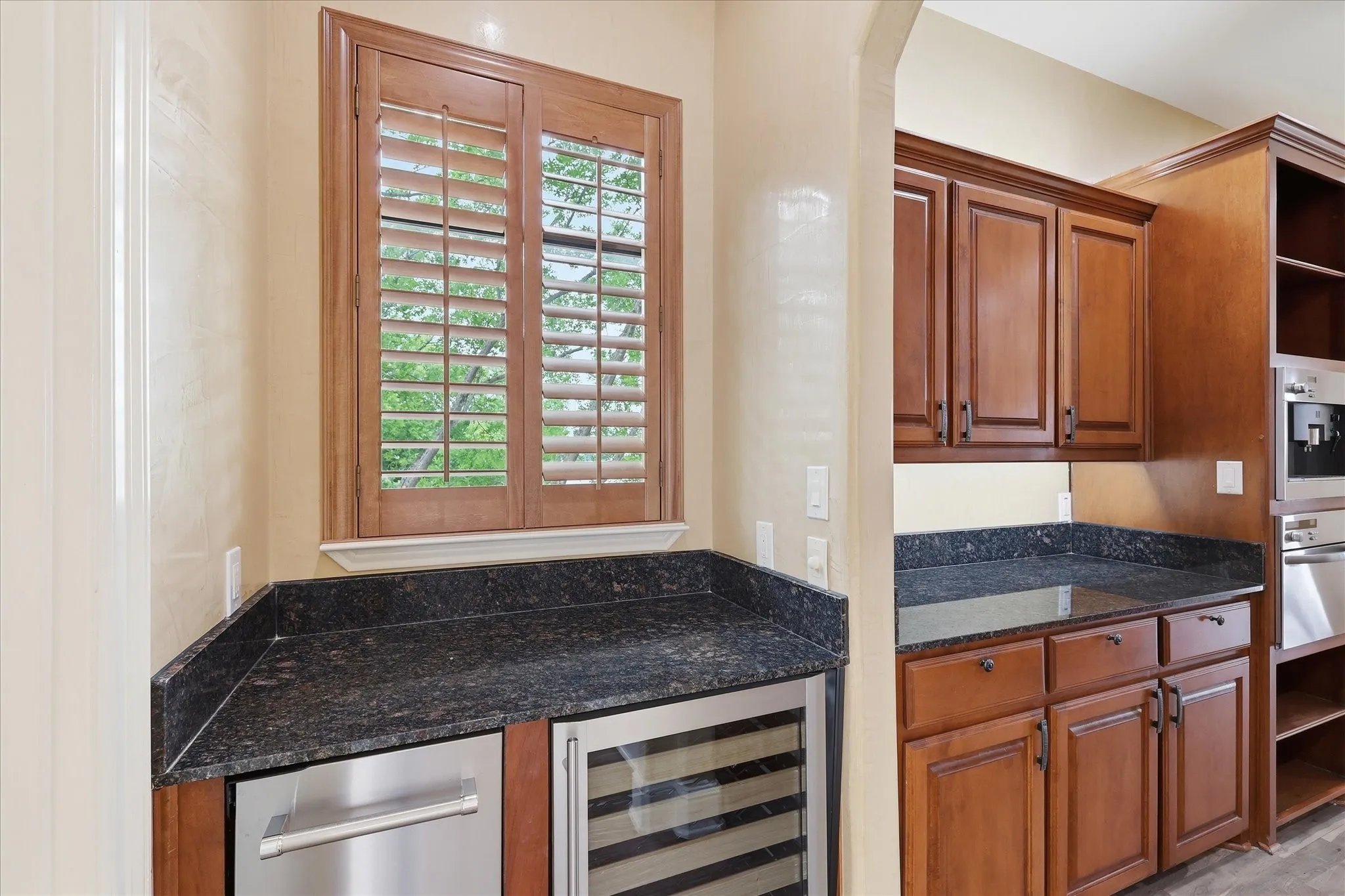 Wet bar off kitchen