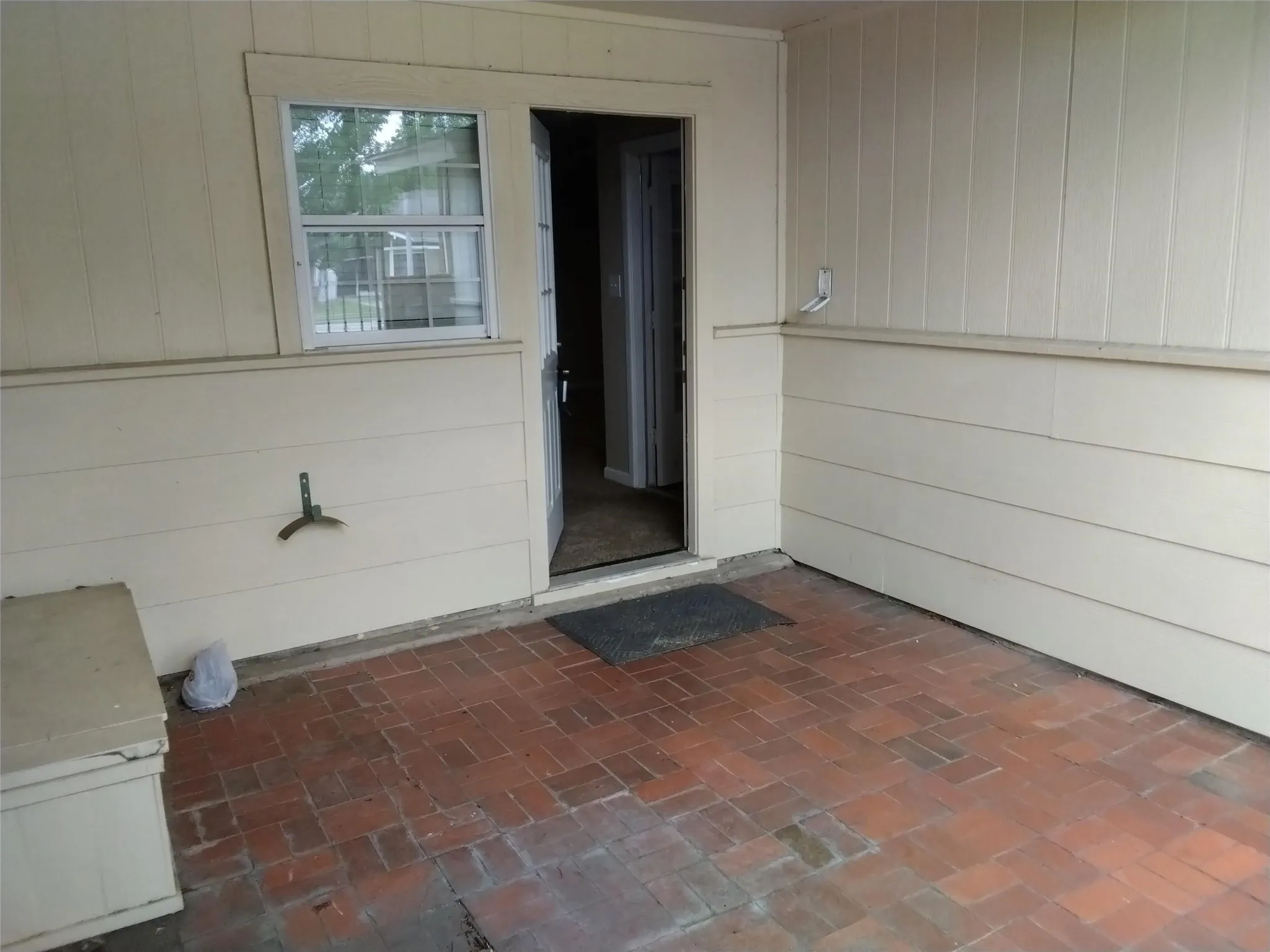 SIDE-HOUSE/SECONDARY ENTRY;  SO VERSATILE