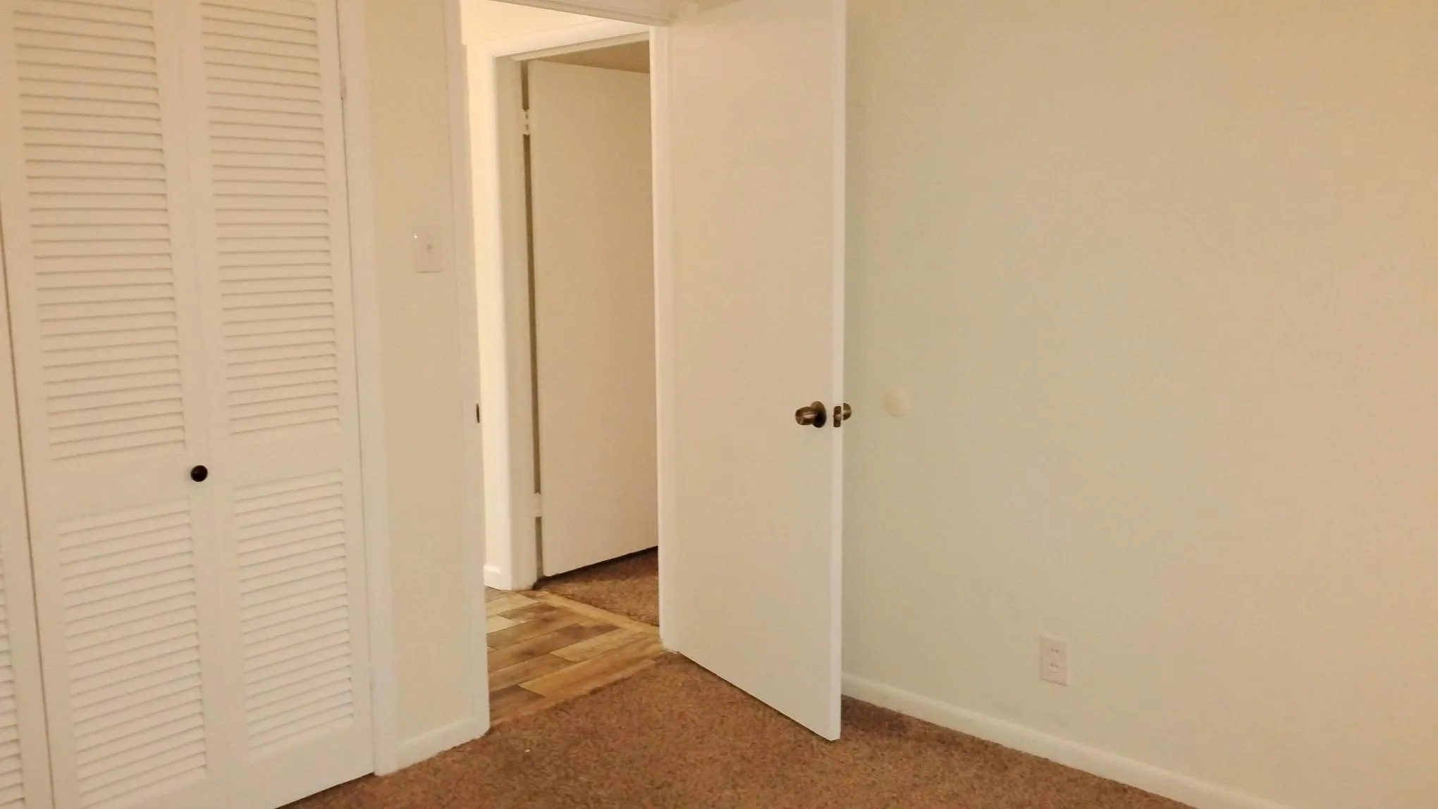 Single Family Residence For Sale in Dallas County , 423 Columbia Circle, Irving, Texas 75062, 4 Bedroom, 2 Bathroom, 2 Garage spaces, 1,675 Sqft, built in 1958, mls#21274512, Real Estate Agent in Irving, Homes For Sale in Dallas county, Homes For Sale in Irving, Realtor in Irving Texas, Real Estate Brokerage Independent Realty Texas, Luminita Cordes Realtor