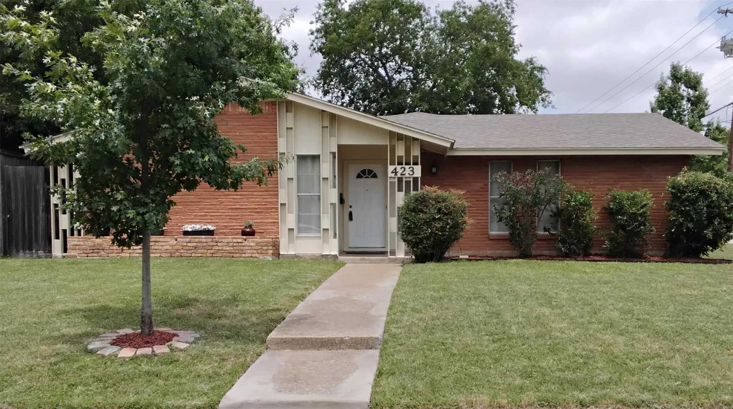 Single Family Residence For Sale in Dallas County , 423 Columbia Circle, Irving, Texas 75062, 4 Bedroom, 2 Bathroom, 2 Garage spaces, 1,675 Sqft, built in 1958, mls#21274512, Real Estate Agent in Irving, Homes For Sale in Dallas county, Homes For Sale in Irving, Realtor in Irving Texas, Real Estate Brokerage Independent Realty Texas, Luminita Cordes Realtor