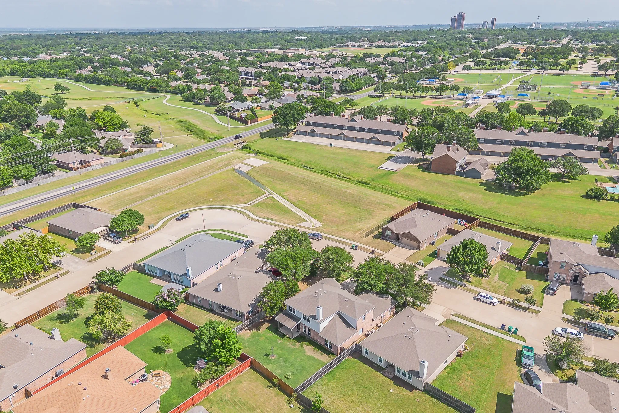 Single Family Residence For Sale in Denton County , 108 Tripp Trail, Denton, Texas 76207, 4 Bedroom, 3 Bathroom, 2 Garage spaces, 2,690 Sqft, built in 2004, mls#21276636, Real Estate Agent in Denton, Homes For Sale in Denton county, Homes For Sale in Denton, Realtor in Denton Texas, Real Estate Brokerage Independent Realty Texas, Luminita Cordes Realtor