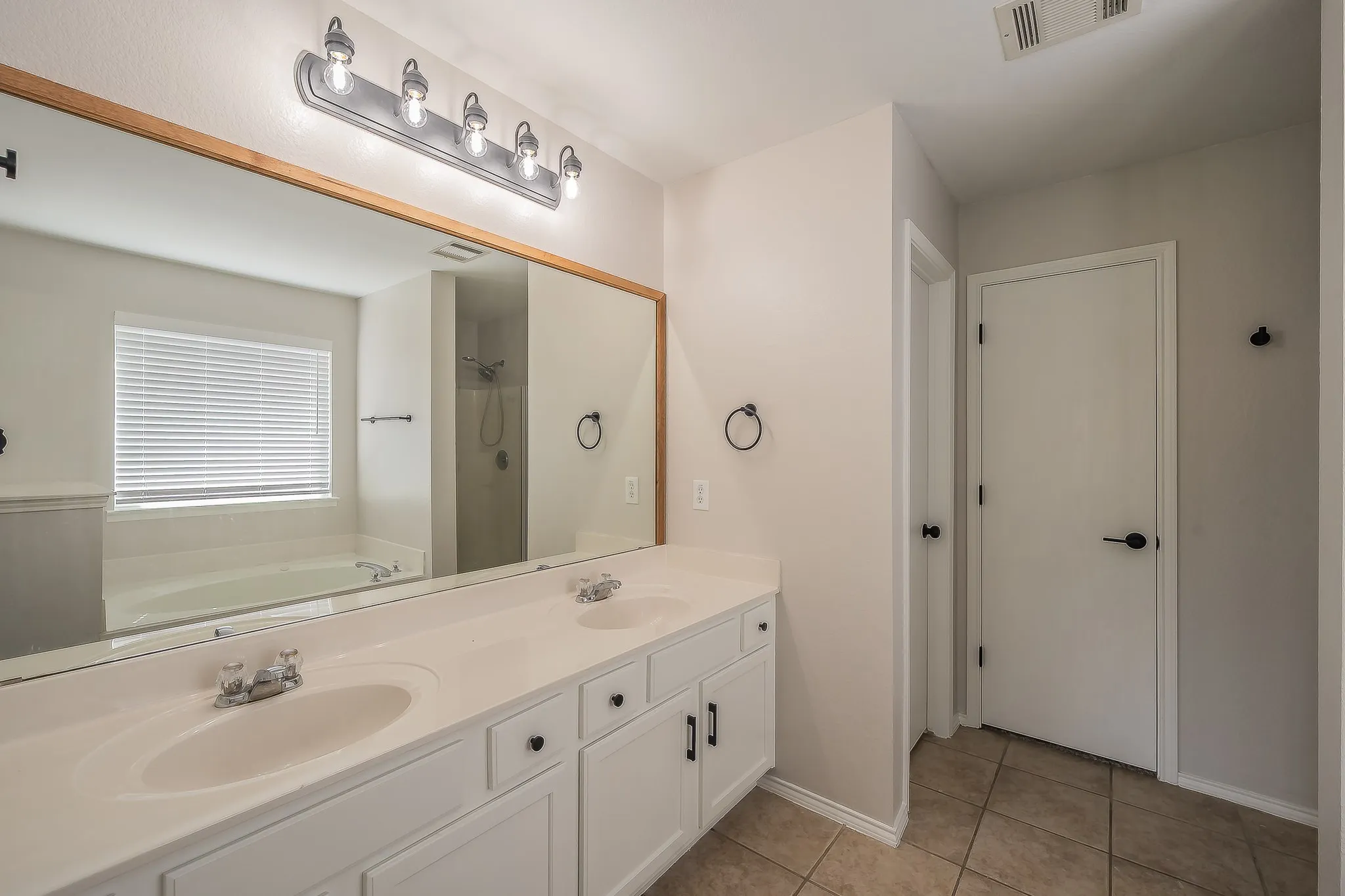 Single Family Residence For Sale in Denton County , 108 Tripp Trail, Denton, Texas 76207, 4 Bedroom, 3 Bathroom, 2 Garage spaces, 2,690 Sqft, built in 2004, mls#21276636, Real Estate Agent in Denton, Homes For Sale in Denton county, Homes For Sale in Denton, Realtor in Denton Texas, Real Estate Brokerage Independent Realty Texas, Luminita Cordes Realtor