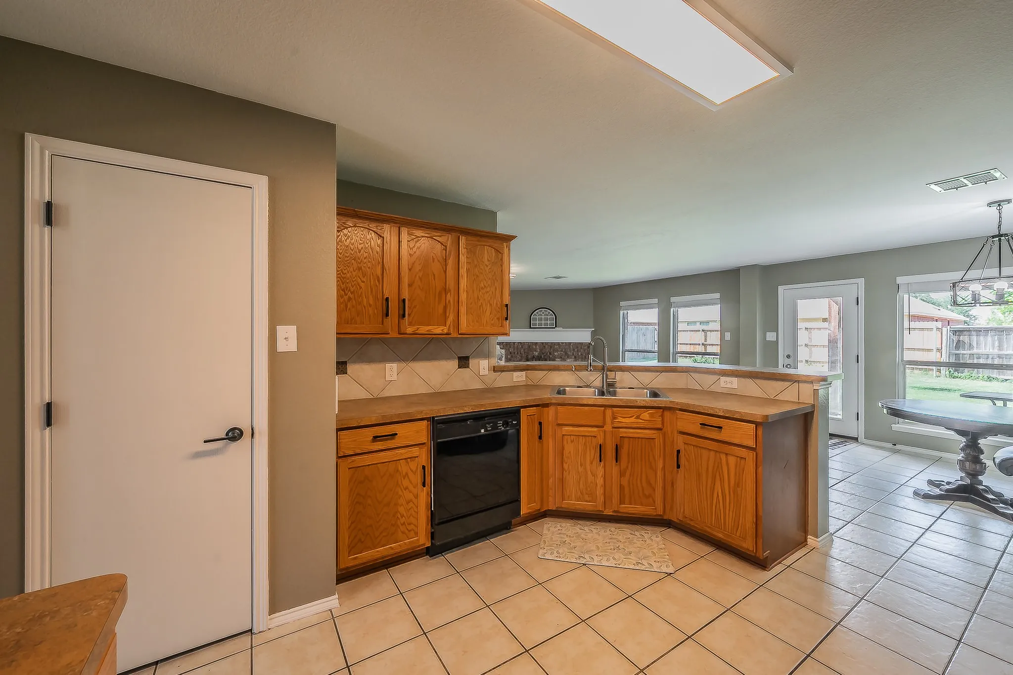 Single Family Residence For Sale in Denton County , 108 Tripp Trail, Denton, Texas 76207, 4 Bedroom, 3 Bathroom, 2 Garage spaces, 2,690 Sqft, built in 2004, mls#21276636, Real Estate Agent in Denton, Homes For Sale in Denton county, Homes For Sale in Denton, Realtor in Denton Texas, Real Estate Brokerage Independent Realty Texas, Luminita Cordes Realtor