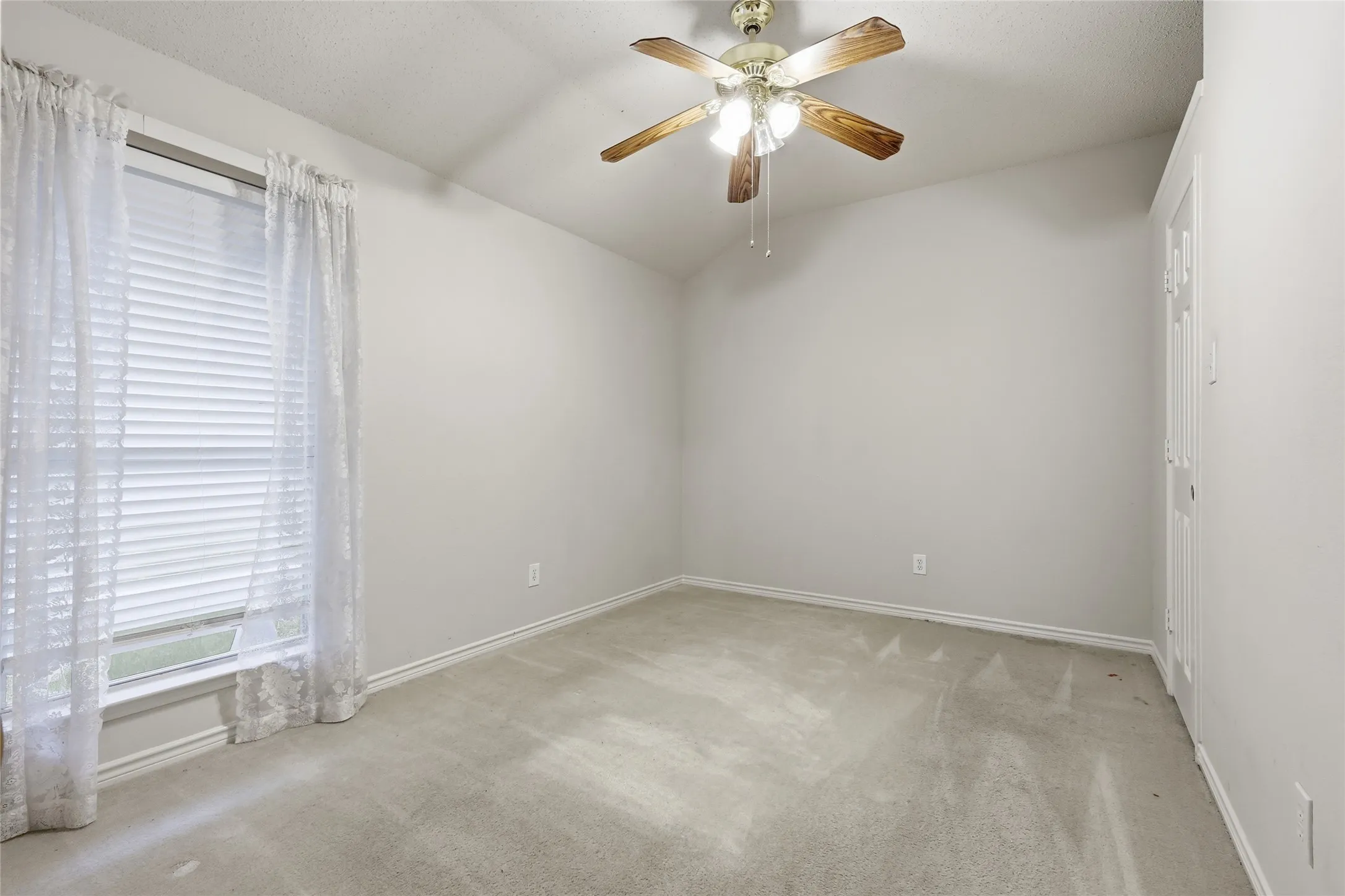 Single Family Residence For Sale in Dallas County , 3611 Cedar Creek Lane, Sachse, Texas 75048, 4 Bedroom, 2 Bathroom, 2 Garage spaces, 2,312 Sqft, built in 2002, mls#21279508, Real Estate Agent in Sachse, Homes For Sale in Dallas county, Homes For Sale in Sachse, Realtor in Sachse Texas, Real Estate Brokerage Independent Realty Texas, Luminita Cordes Realtor
