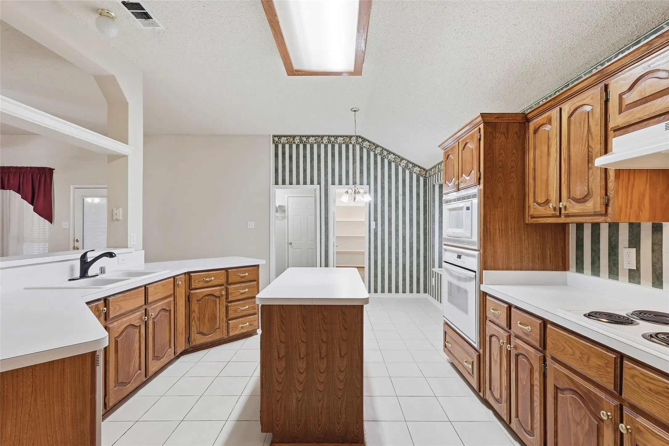 Single Family Residence For Sale in Dallas County , 3611 Cedar Creek Lane, Sachse, Texas 75048, 4 Bedroom, 2 Bathroom, 2 Garage spaces, 2,312 Sqft, built in 2002, mls#21279508, Real Estate Agent in Sachse, Homes For Sale in Dallas county, Homes For Sale in Sachse, Realtor in Sachse Texas, Real Estate Brokerage Independent Realty Texas, Luminita Cordes Realtor