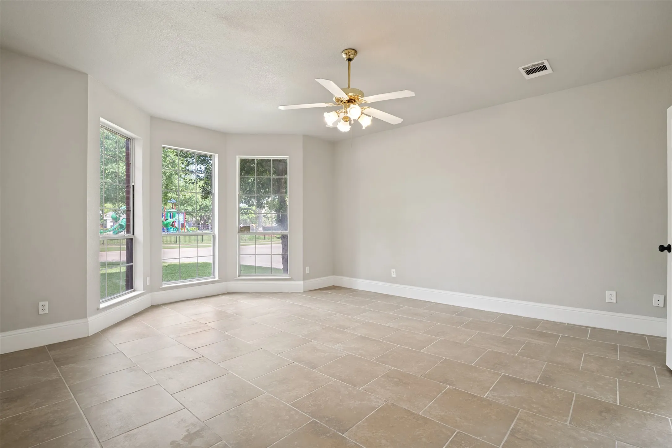 Single Family Residence For Sale in Collin County , 3631 Mackenzie Lane, Richardson, Texas 75082, 4 Bedroom, 3 Bathroom, 2 Garage spaces, 2,753 Sqft, built in 1994, mls#21279217, Real Estate Agent in Richardson, Homes For Sale in Collin county, Homes For Sale in Richardson, Realtor in Richardson Texas, Real Estate Brokerage Independent Realty Texas, Luminita Cordes Realtor