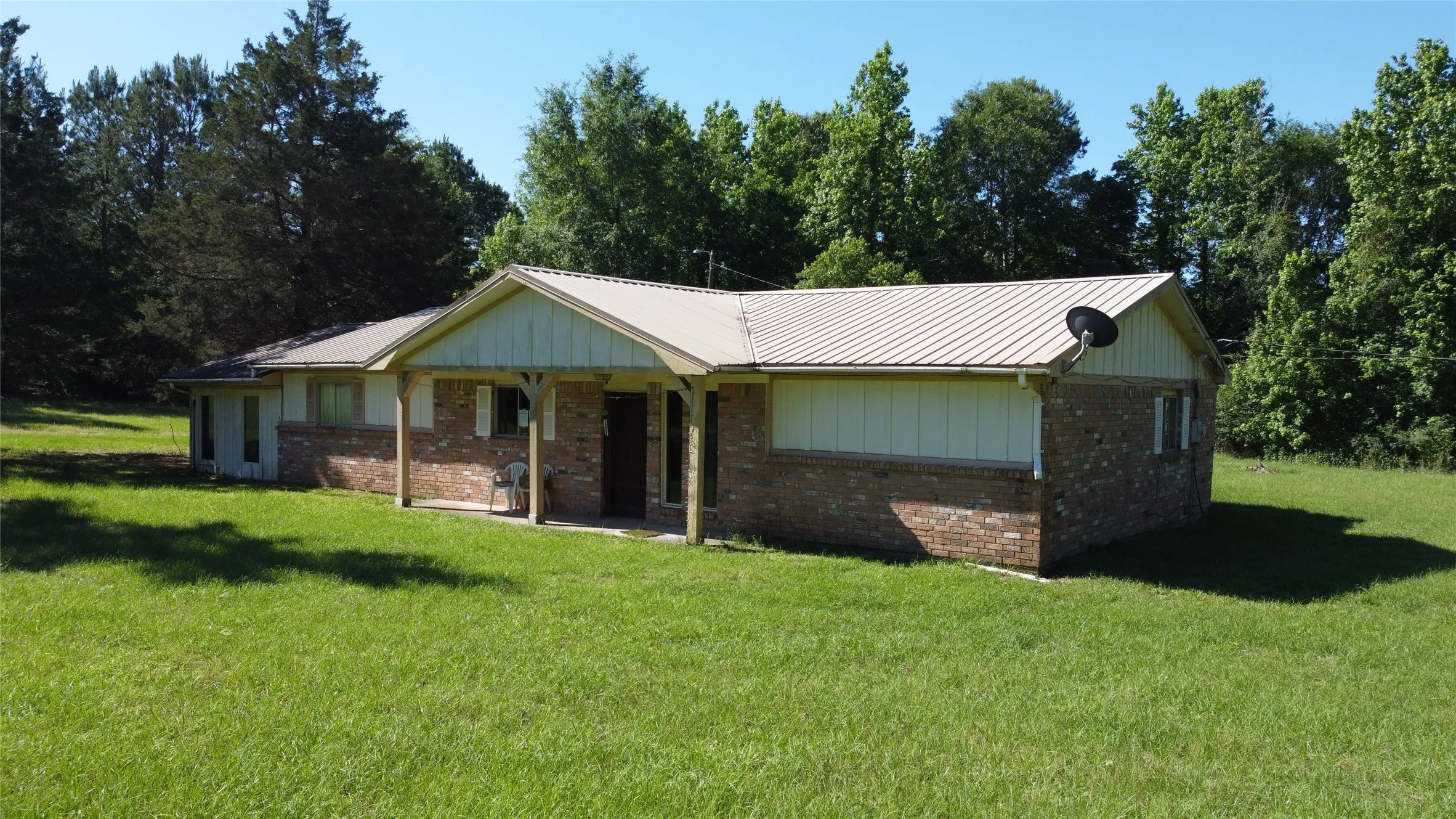 Single Family Residence For Sale in Cass County , 2388 County Road 4455, Bivins, Texas 75555, 4 Bedroom, 2 Bathroom, Garage spaces, 2,084 Sqft, built in 1970, mls#21279621, Real Estate Agent in Bivins, Homes For Sale in Cass county, Homes For Sale in Bivins, Realtor in Bivins Texas, Real Estate Brokerage Independent Realty Texas, Luminita Cordes Realtor