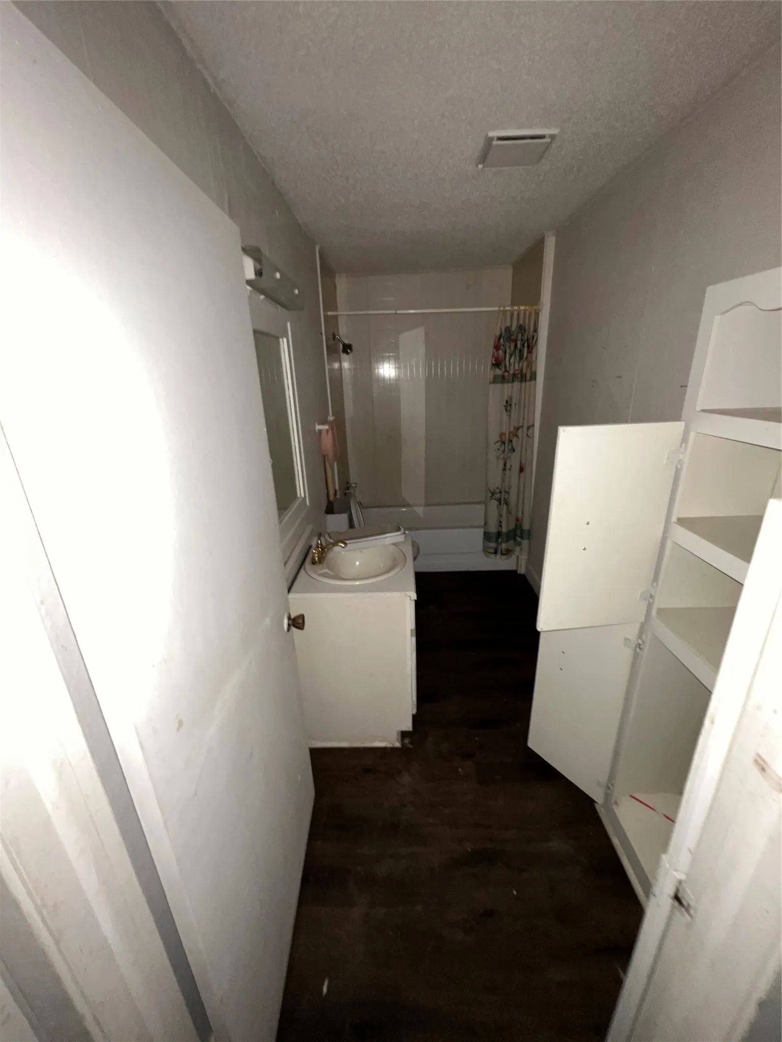 Single Family Residence For Sale in Cass County , 2388 County Road 4455, Bivins, Texas 75555, 4 Bedroom, 2 Bathroom, Garage spaces, 2,084 Sqft, built in 1970, mls#21279621, Real Estate Agent in Bivins, Homes For Sale in Cass county, Homes For Sale in Bivins, Realtor in Bivins Texas, Real Estate Brokerage Independent Realty Texas, Luminita Cordes Realtor