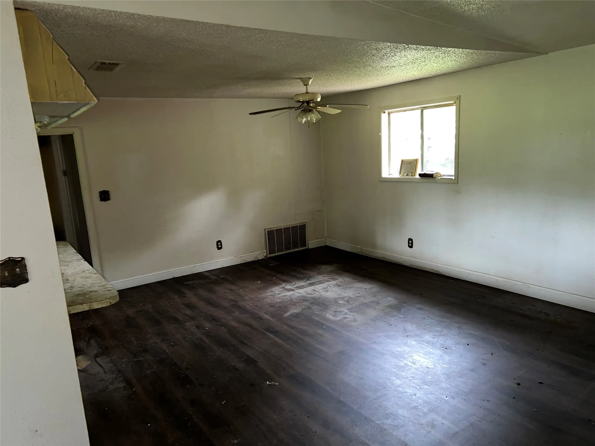 Single Family Residence For Sale in Cass County , 2388 County Road 4455, Bivins, Texas 75555, 4 Bedroom, 2 Bathroom, Garage spaces, 2,084 Sqft, built in 1970, mls#21279621, Real Estate Agent in Bivins, Homes For Sale in Cass county, Homes For Sale in Bivins, Realtor in Bivins Texas, Real Estate Brokerage Independent Realty Texas, Luminita Cordes Realtor