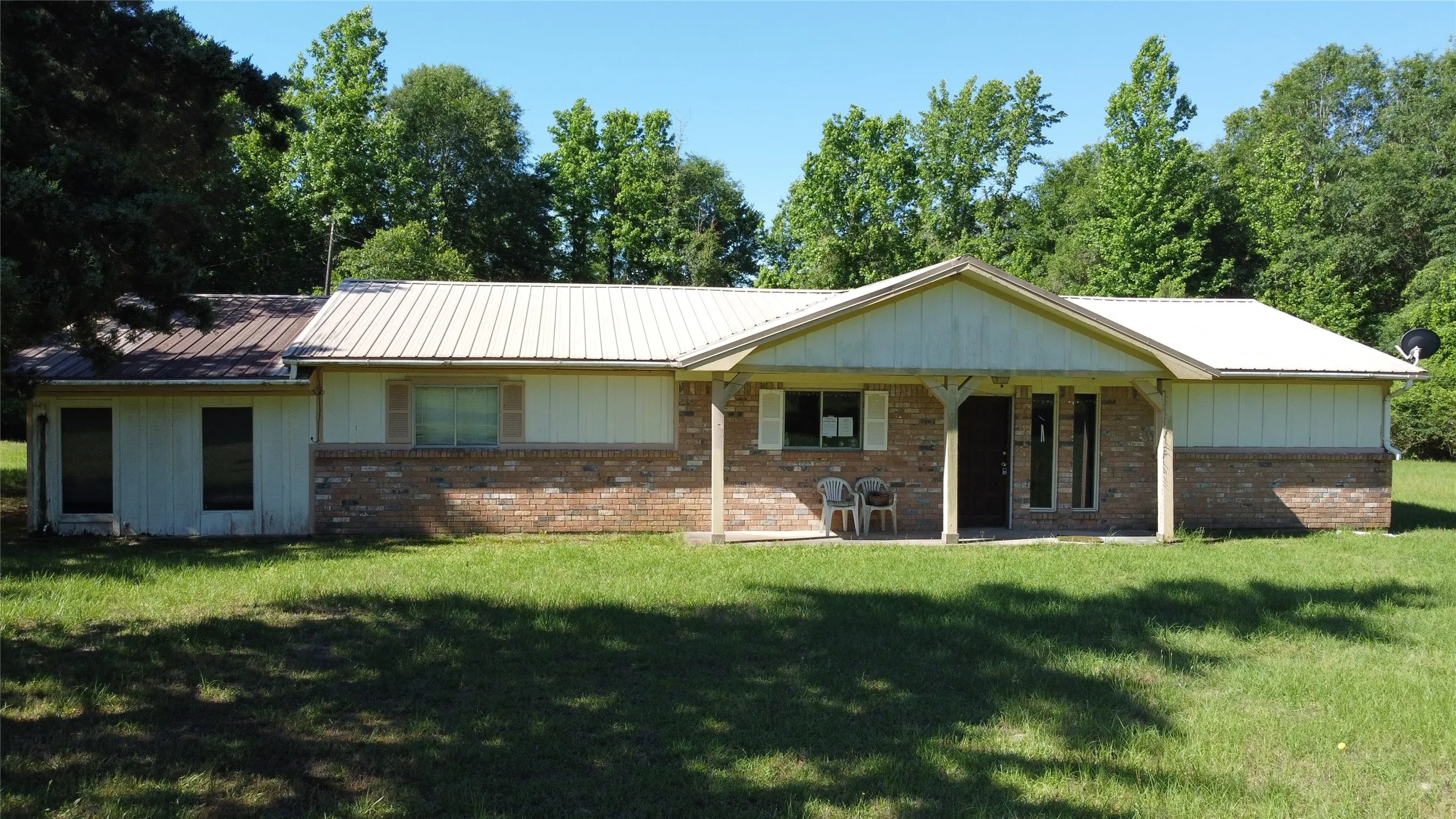 Single Family Residence For Sale in Cass County , 2388 County Road 4455, Bivins, Texas 75555, 4 Bedroom, 2 Bathroom, Garage spaces, 2,084 Sqft, built in 1970, mls#21279621, Real Estate Agent in Bivins, Homes For Sale in Cass county, Homes For Sale in Bivins, Realtor in Bivins Texas, Real Estate Brokerage Independent Realty Texas, Luminita Cordes Realtor