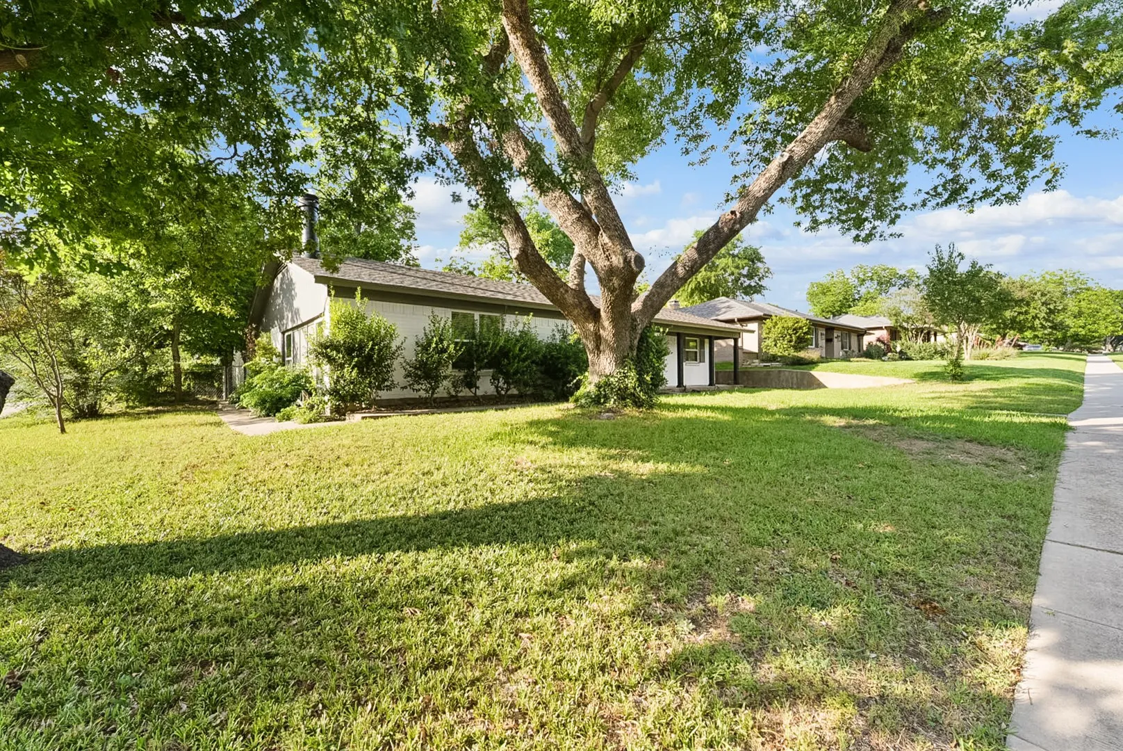 Single Family Residence For Sale in Collin County , 1425 Oakhill Drive, Plano, Texas 75075, 3 Bedroom, 2 Bathroom, 2 Garage spaces, 1,727 Sqft, built in 1963, mls#21279623, Real Estate Agent in Plano, Homes For Sale in Collin county, Homes For Sale in Plano, Realtor in Plano Texas, Real Estate Brokerage Independent Realty Texas, Luminita Cordes Realtor
