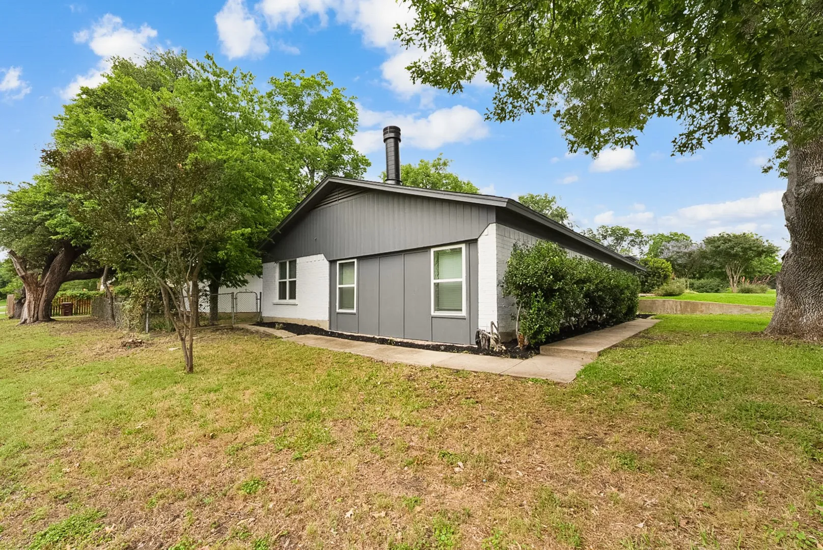 Single Family Residence For Sale in Collin County , 1425 Oakhill Drive, Plano, Texas 75075, 3 Bedroom, 2 Bathroom, 2 Garage spaces, 1,727 Sqft, built in 1963, mls#21279623, Real Estate Agent in Plano, Homes For Sale in Collin county, Homes For Sale in Plano, Realtor in Plano Texas, Real Estate Brokerage Independent Realty Texas, Luminita Cordes Realtor