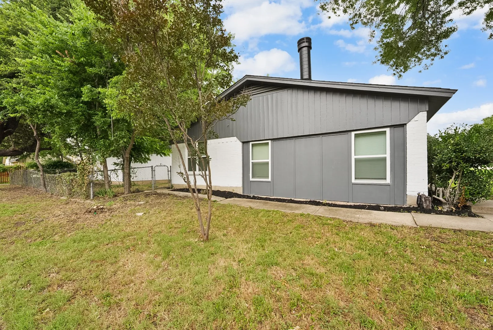 Single Family Residence For Sale in Collin County , 1425 Oakhill Drive, Plano, Texas 75075, 3 Bedroom, 2 Bathroom, 2 Garage spaces, 1,727 Sqft, built in 1963, mls#21279623, Real Estate Agent in Plano, Homes For Sale in Collin county, Homes For Sale in Plano, Realtor in Plano Texas, Real Estate Brokerage Independent Realty Texas, Luminita Cordes Realtor